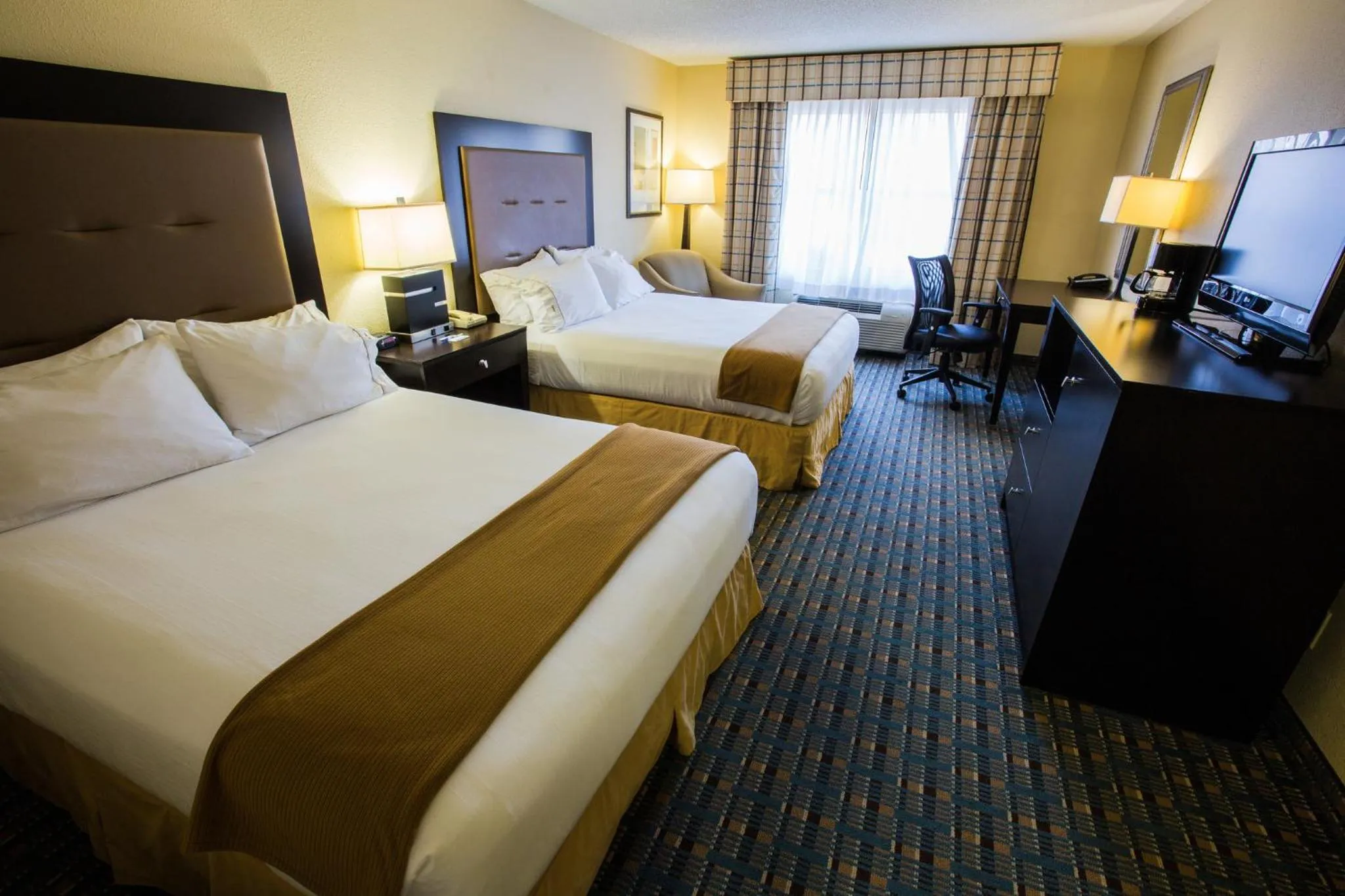 Photo of the whole room, Bed in Holiday Inn Express Alpharetta - Roswell by IHG