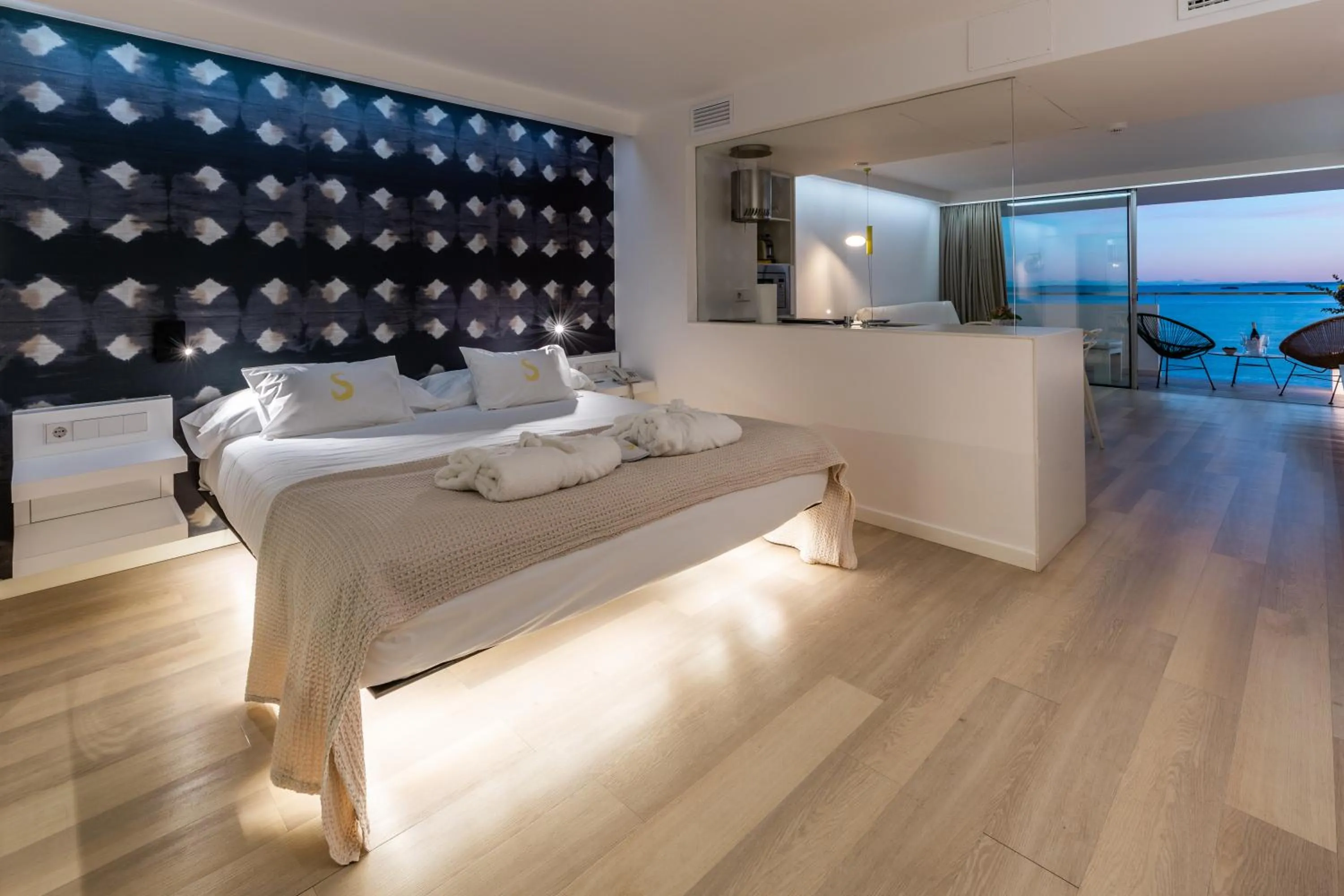 Photo of the whole room, Bed in Sud Ibiza Suites