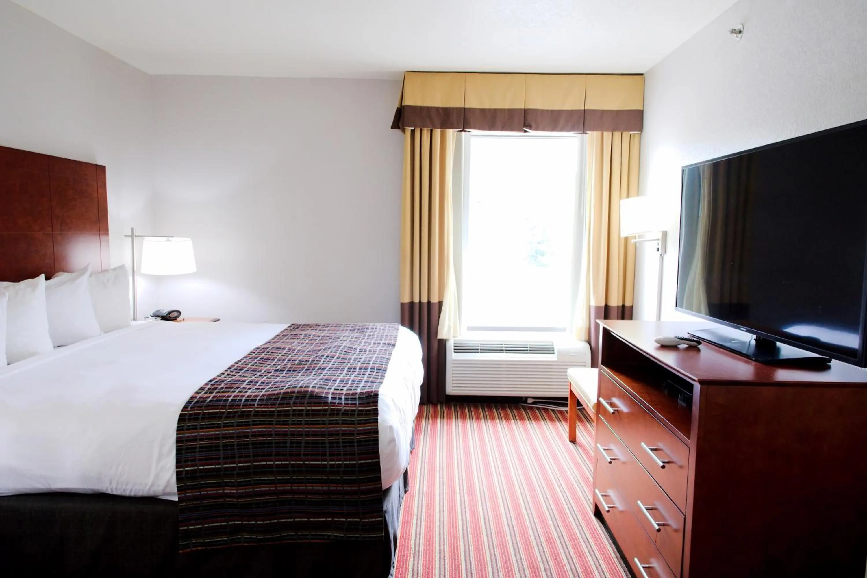 Bed in Country Inn & Suites by Radisson, Alpharetta, GA
