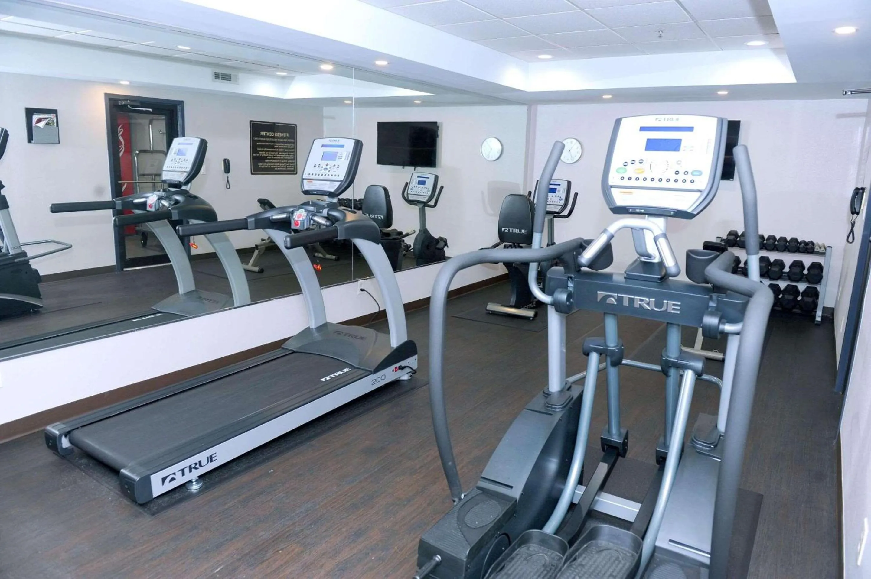 Fitness centre/facilities in Country Inn & Suites by Radisson, Alpharetta, GA