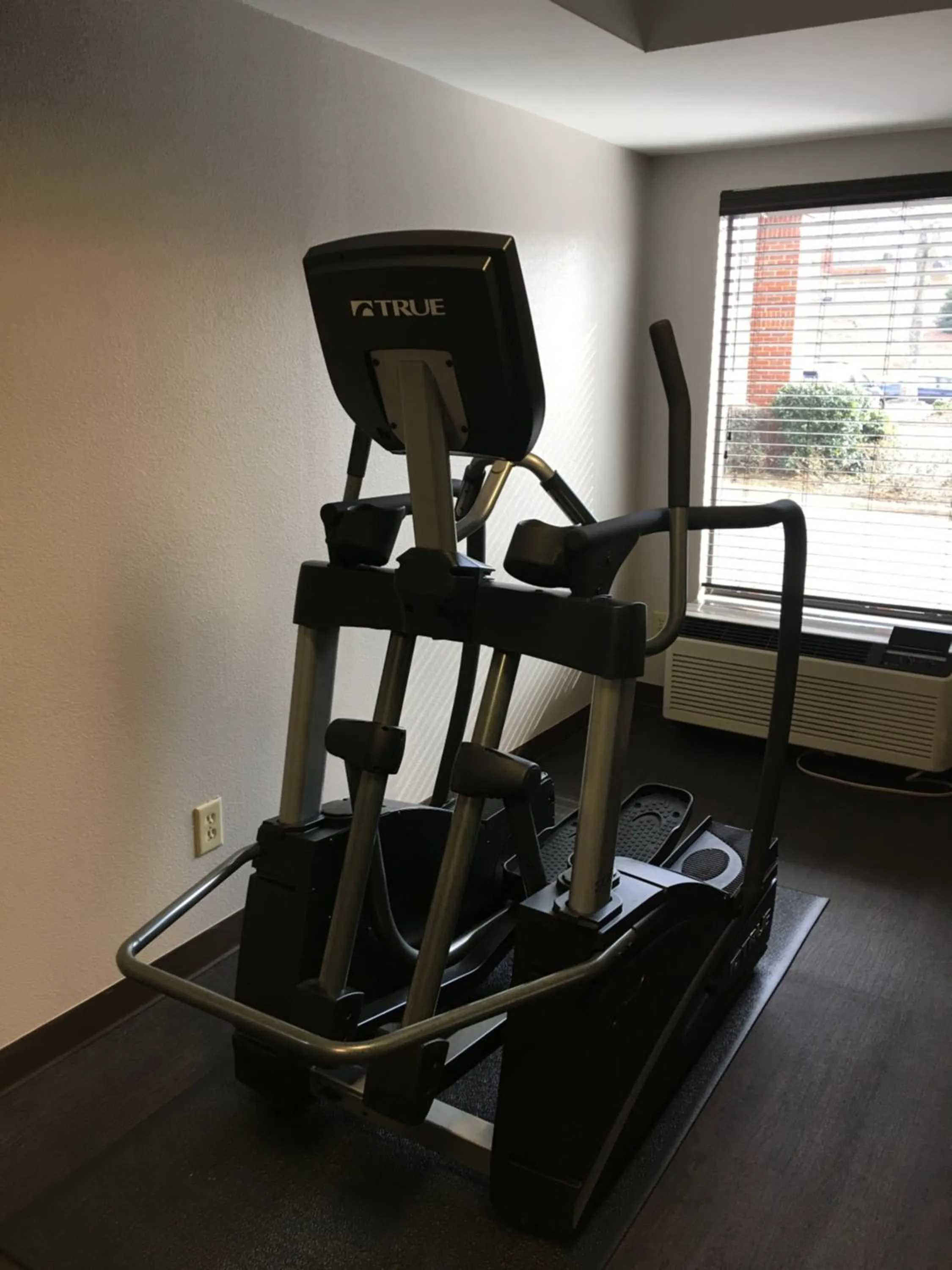 Fitness centre/facilities in Country Inn & Suites by Radisson, Alpharetta, GA