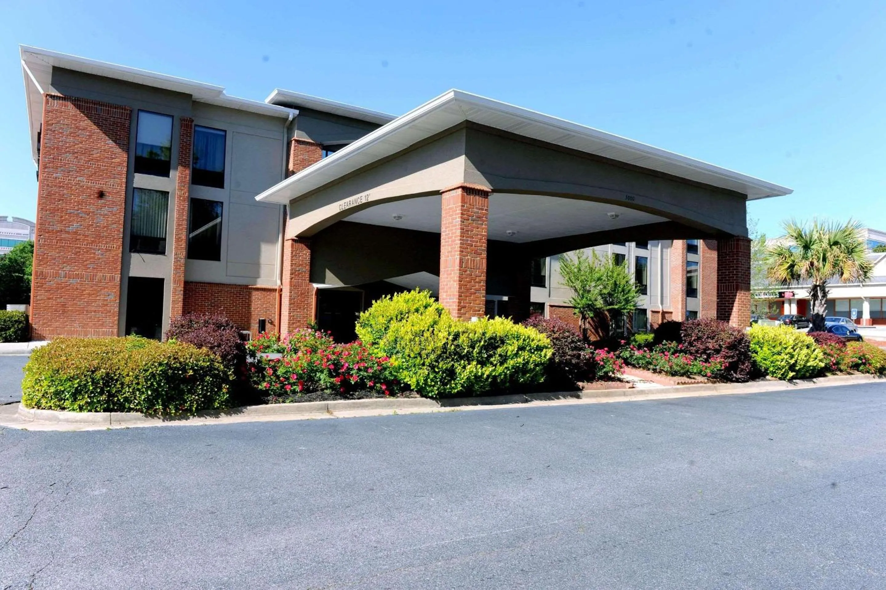Property building in Country Inn & Suites by Radisson, Alpharetta, GA