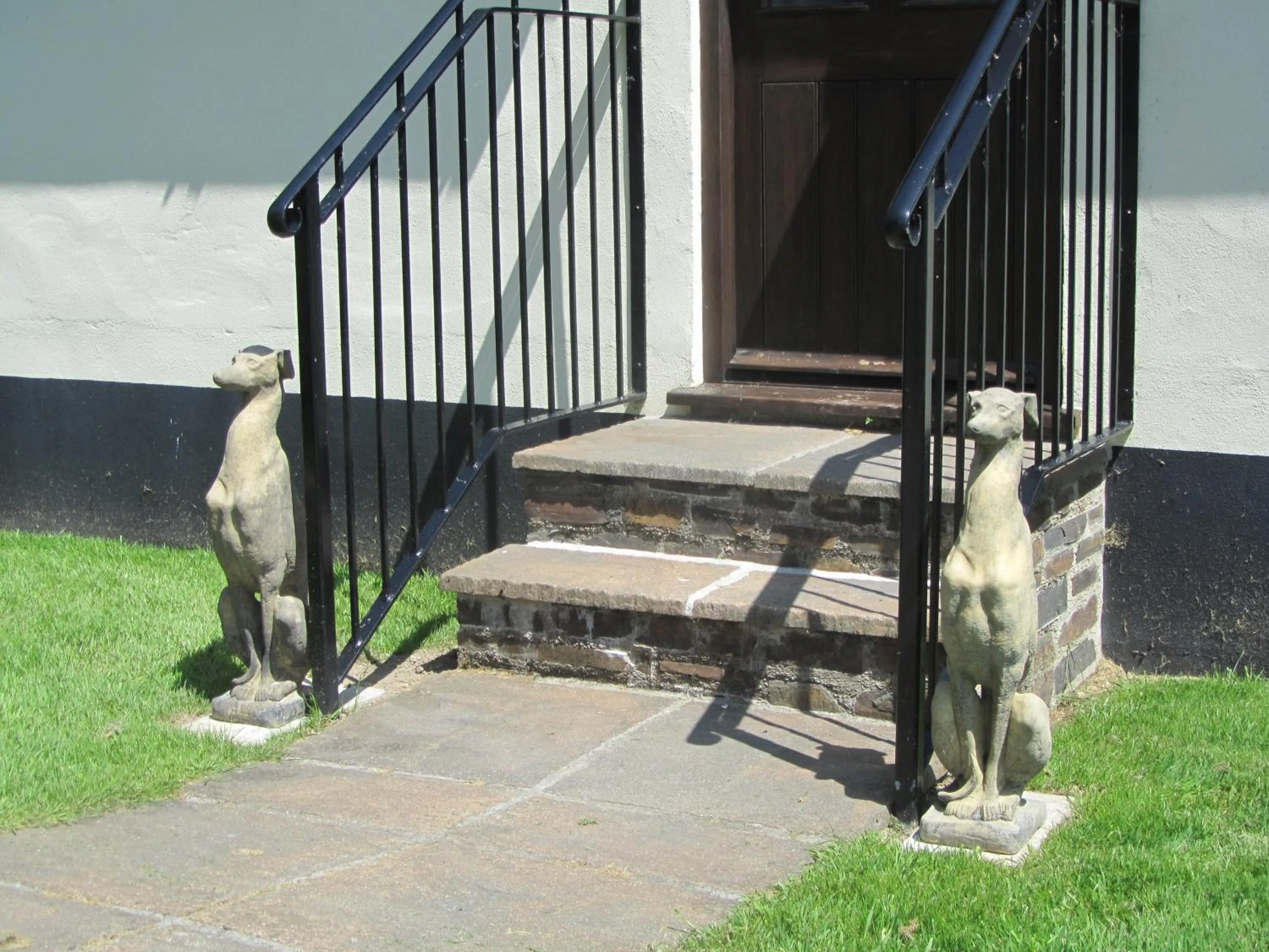 Facade/entrance in Kings Farm