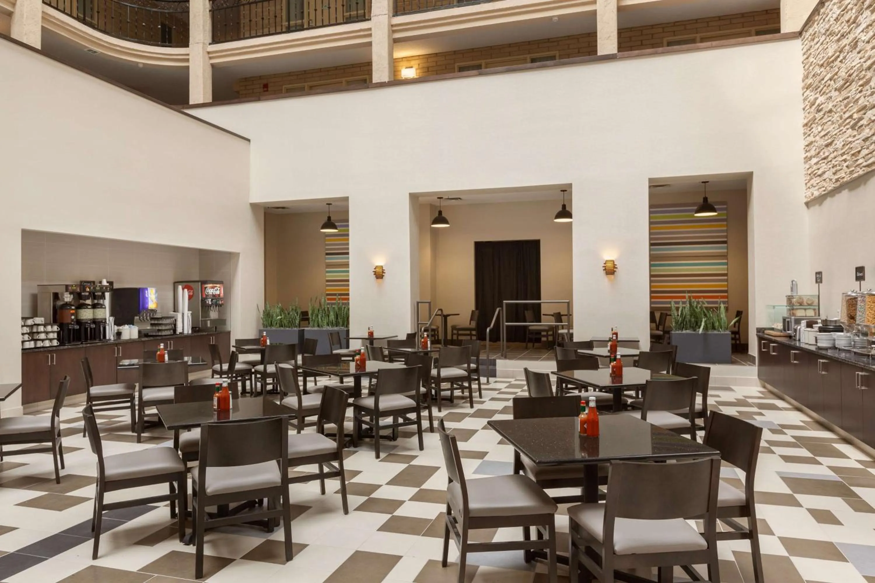Dining area in Embassy Suites Baton Rouge