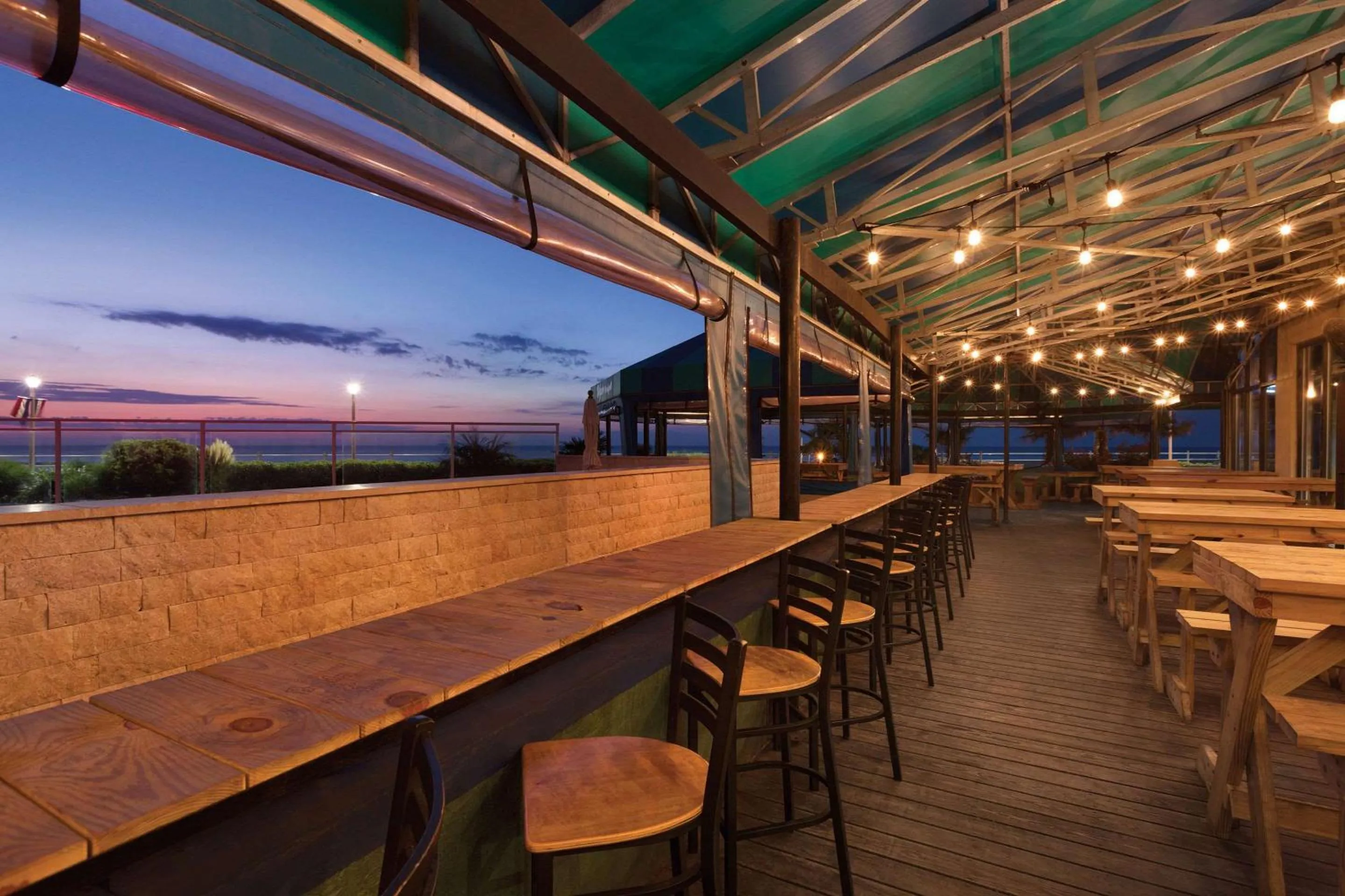 Restaurant/places to eat in Surfbreak Virginia Beach Oceanfront, an Ascend Collection Hotel