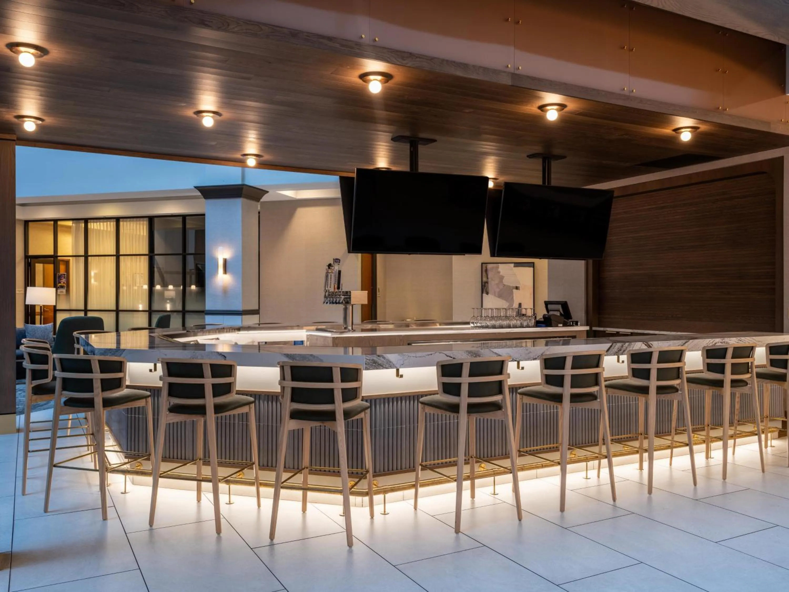 Lounge or bar in Embassy Suites by Hilton at Hot Springs Convention Center