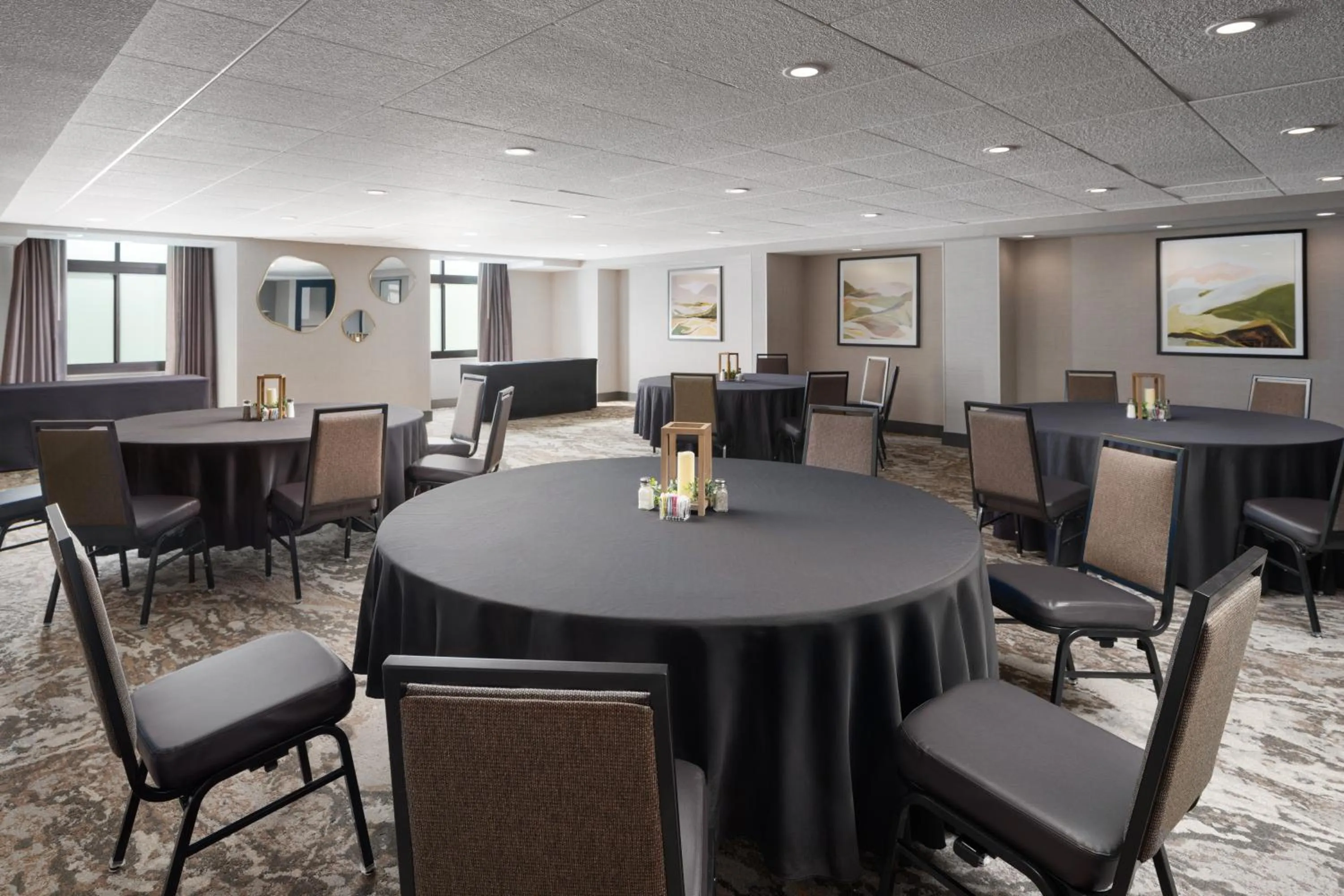 Meeting/conference room in Embassy Suites by Hilton at Hot Springs Convention Center
