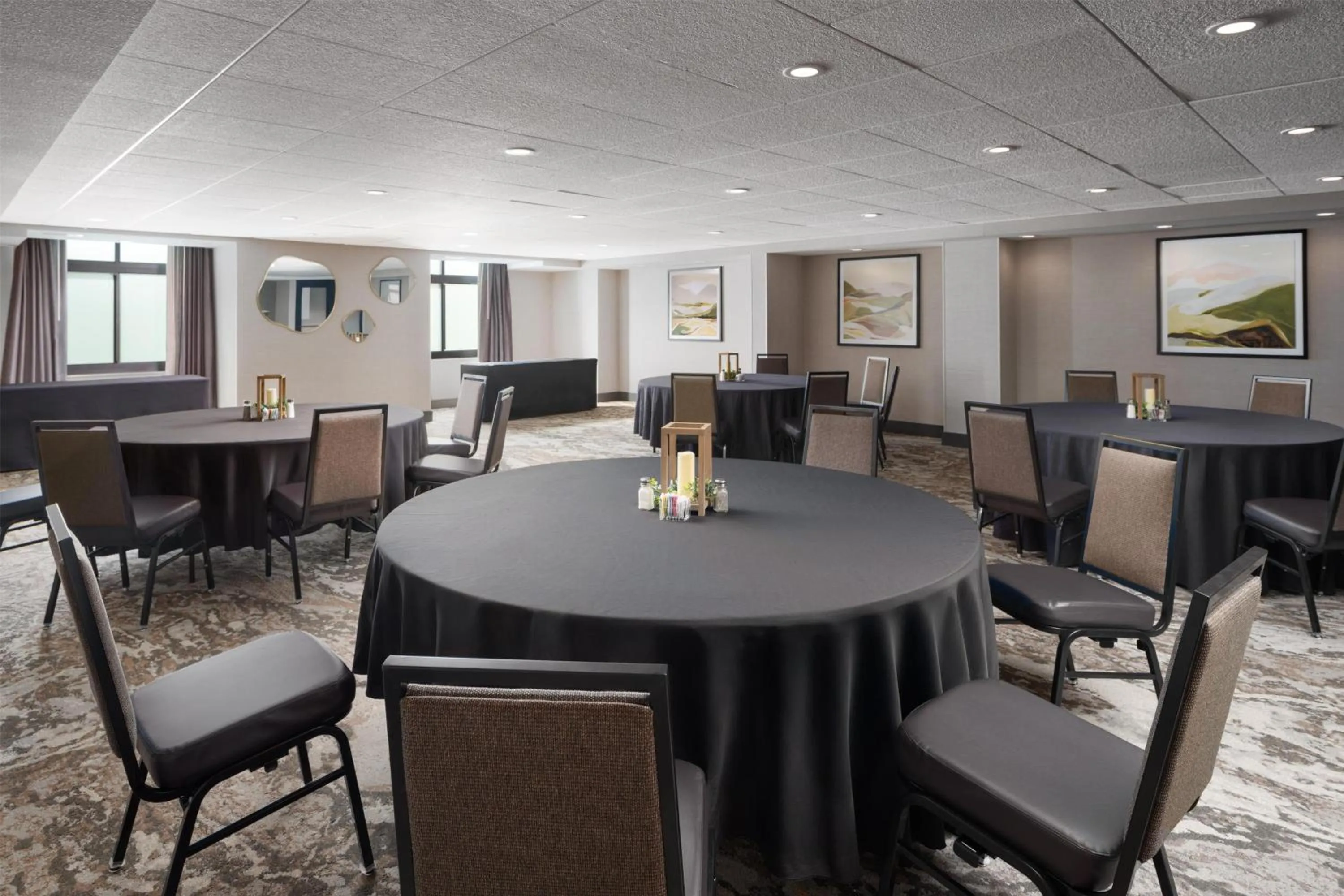 Meeting/conference room in Embassy Suites by Hilton at Hot Springs Convention Center