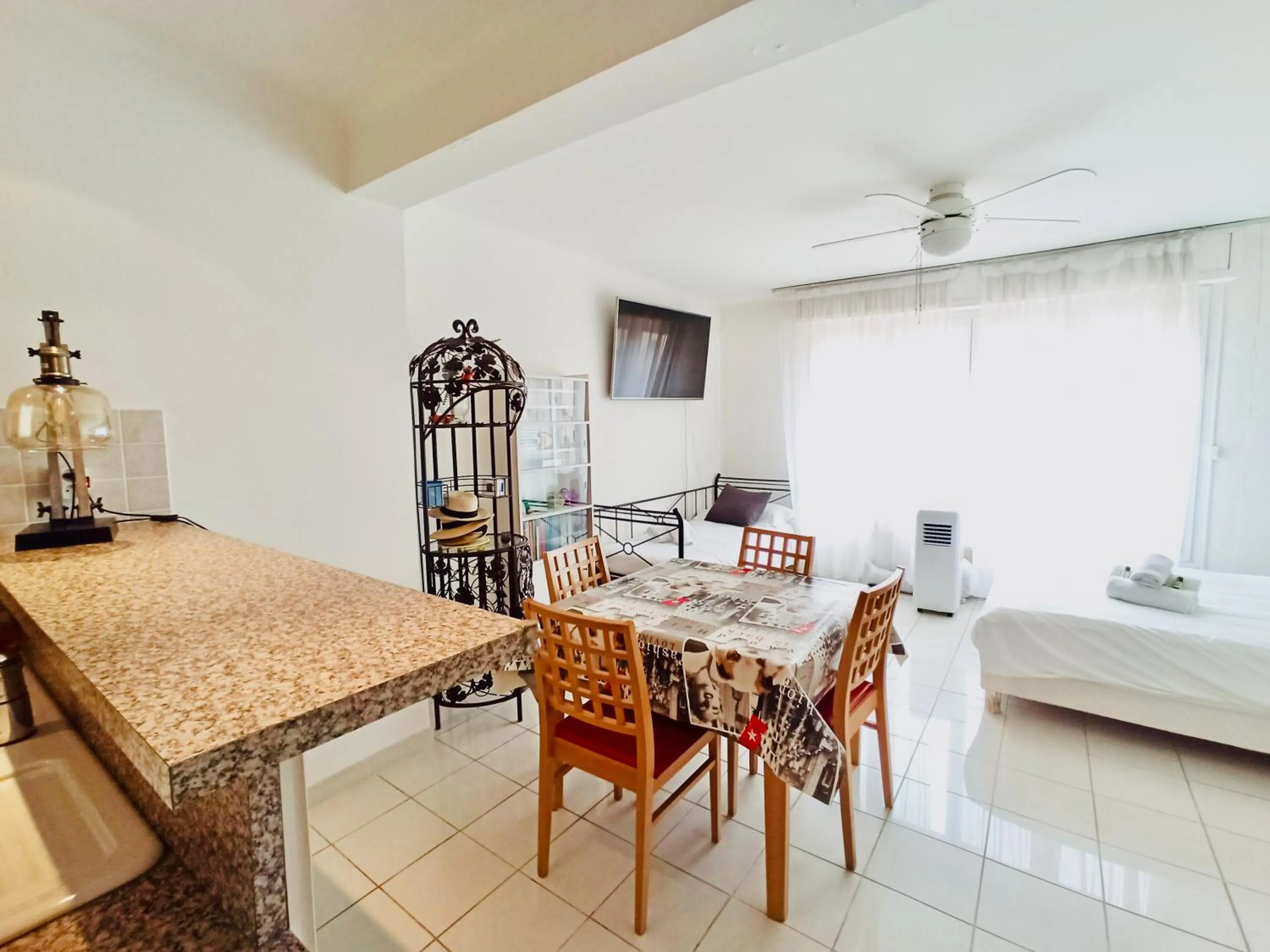 TV and multimedia, Bed in Hotel Le Florian