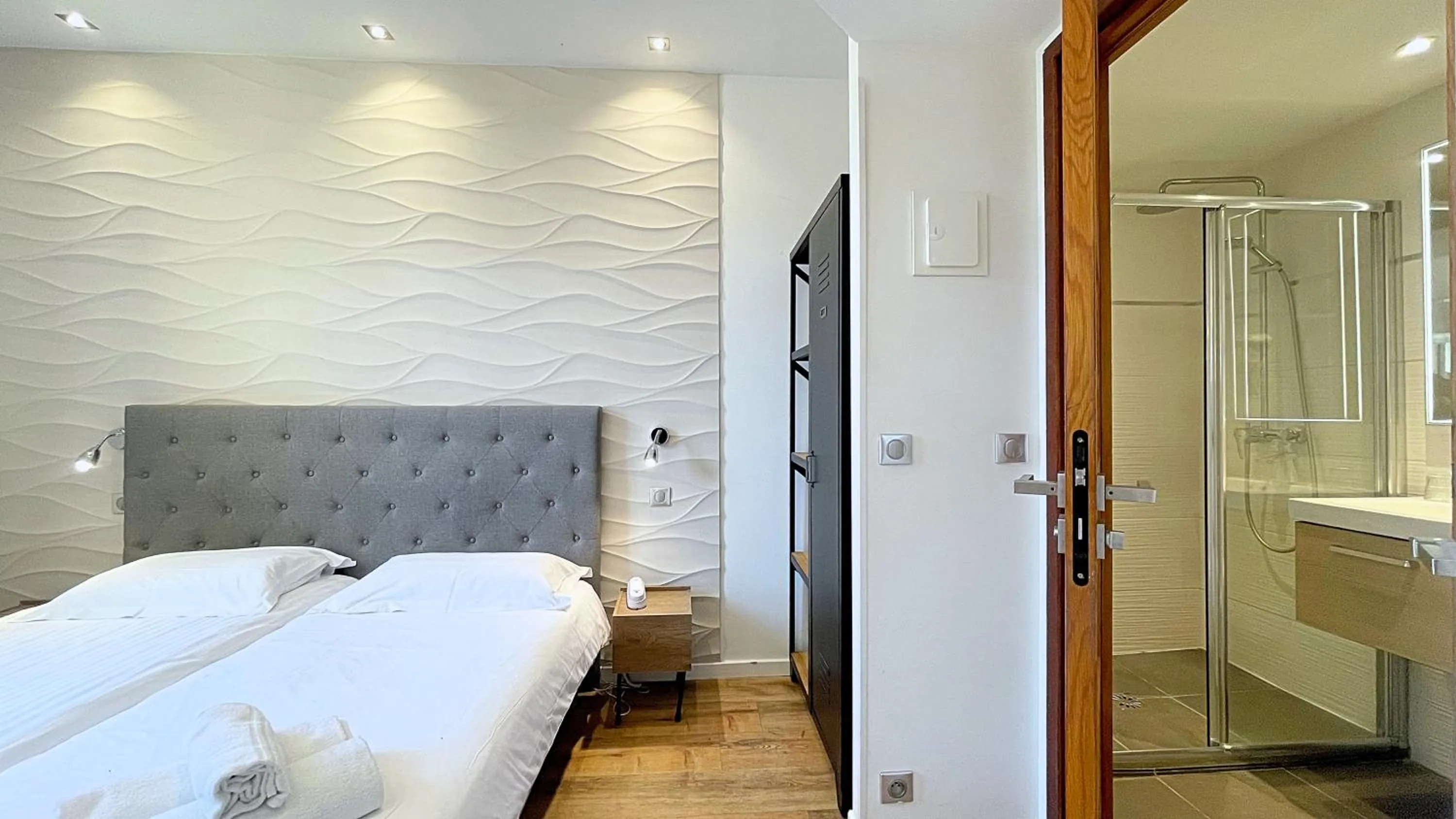 Shower, Bed in Hotel Le Florian