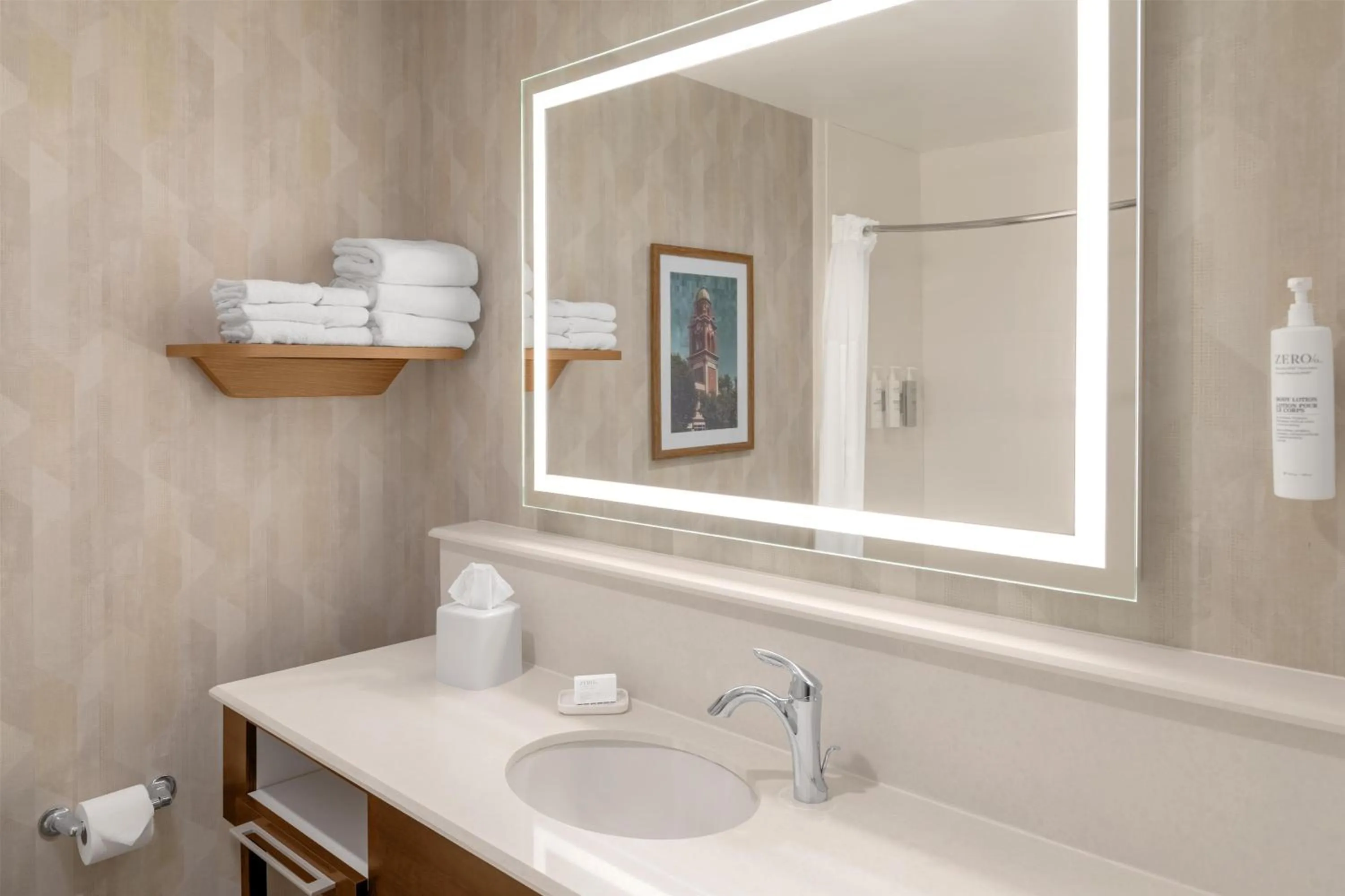 Bathroom in Hampton Inn Kansas City/Shawnee Mission