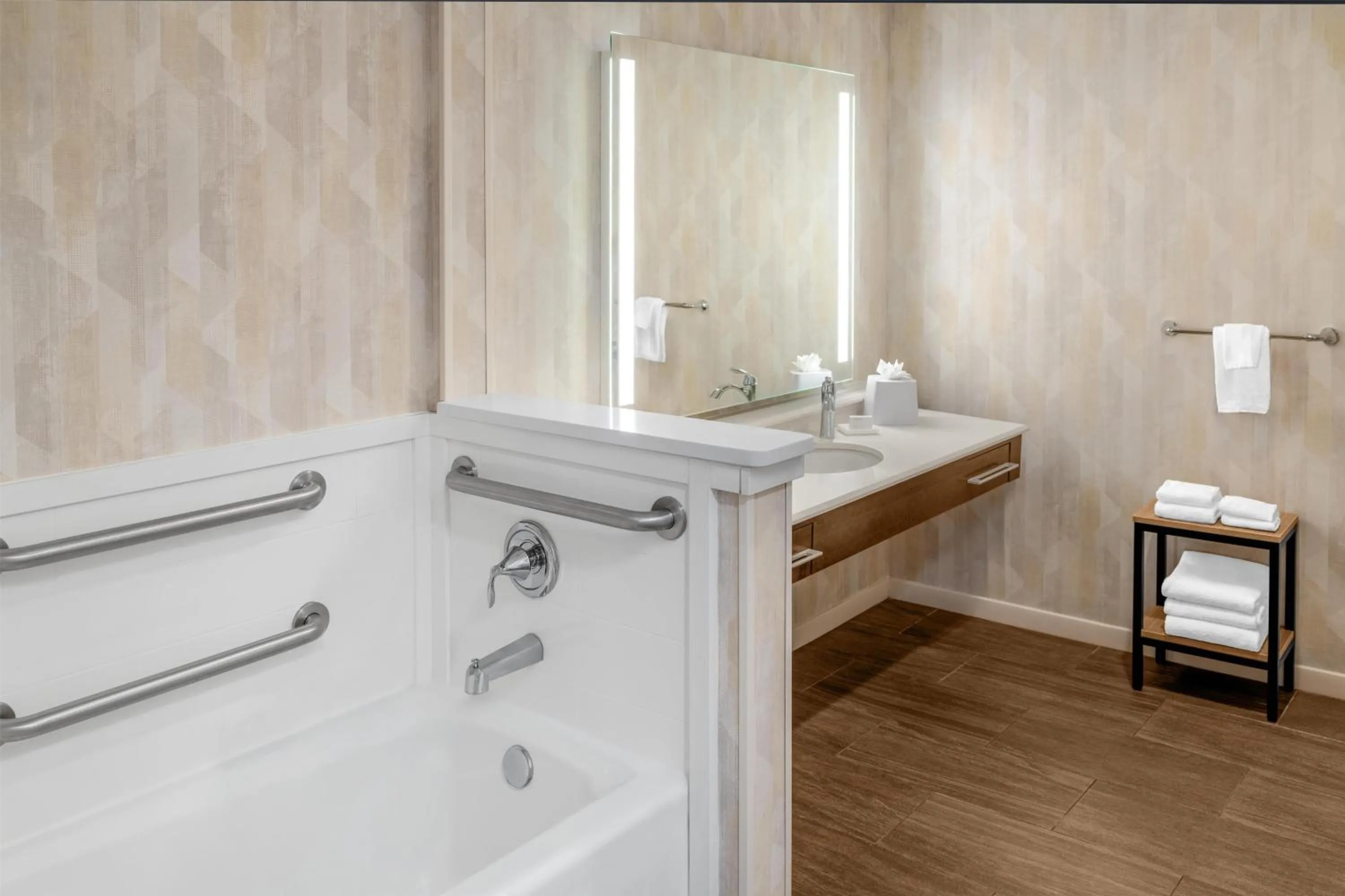 Bathroom in Hampton Inn Kansas City/Shawnee Mission