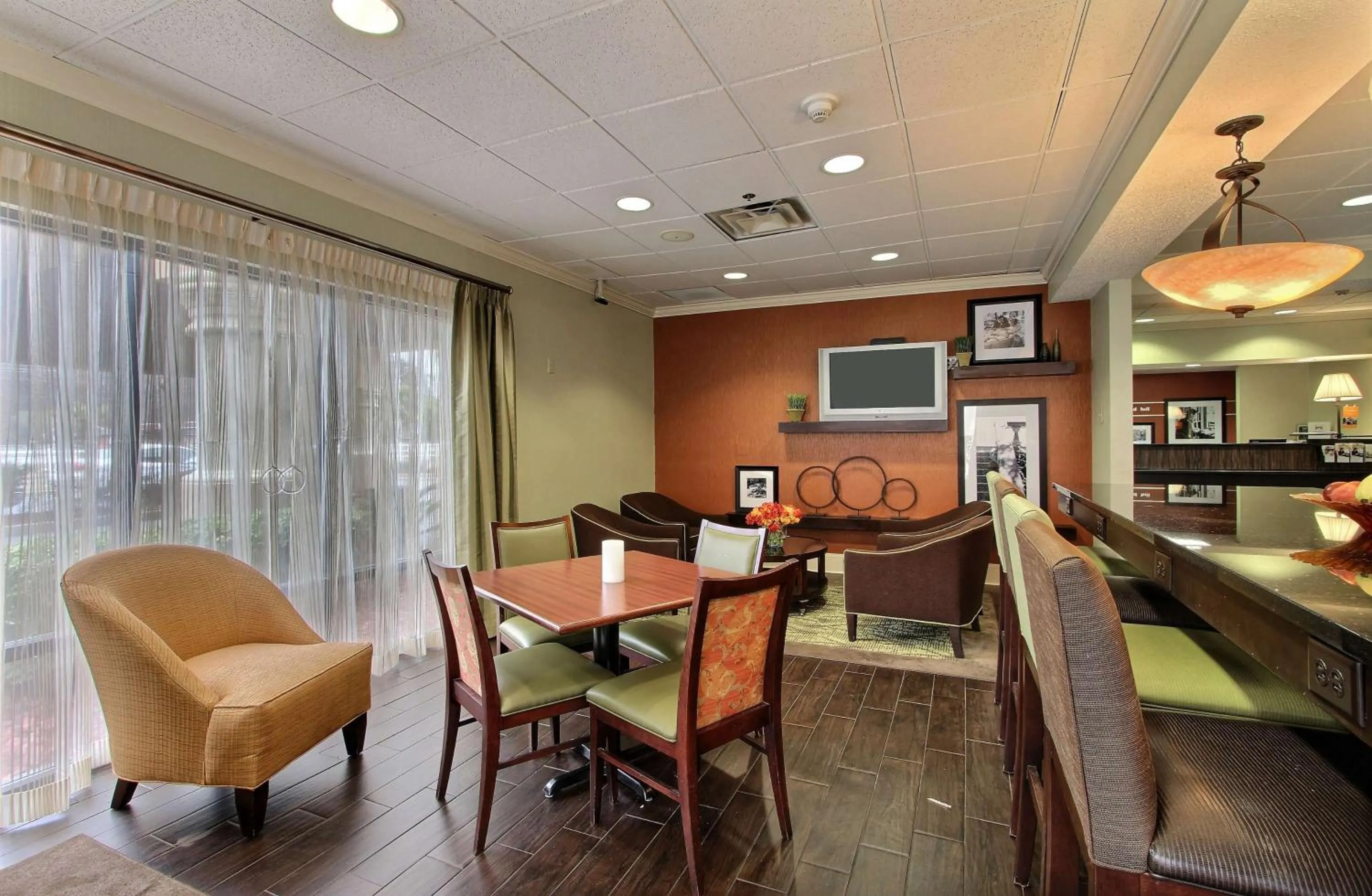 Dining area in Hampton Inn Savannah-I-95/Richmond Hill