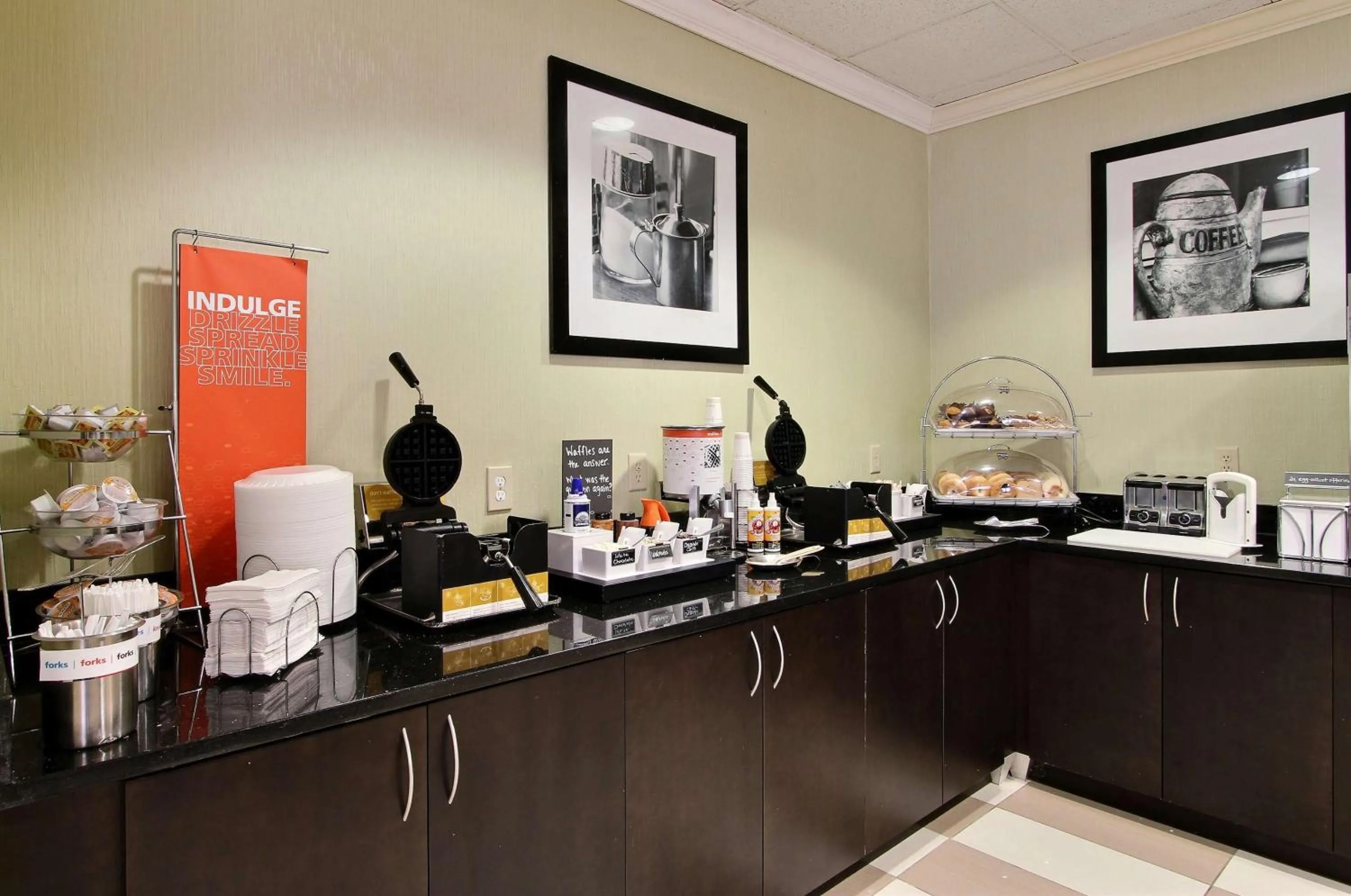 Dining area in Hampton Inn Savannah-I-95/Richmond Hill