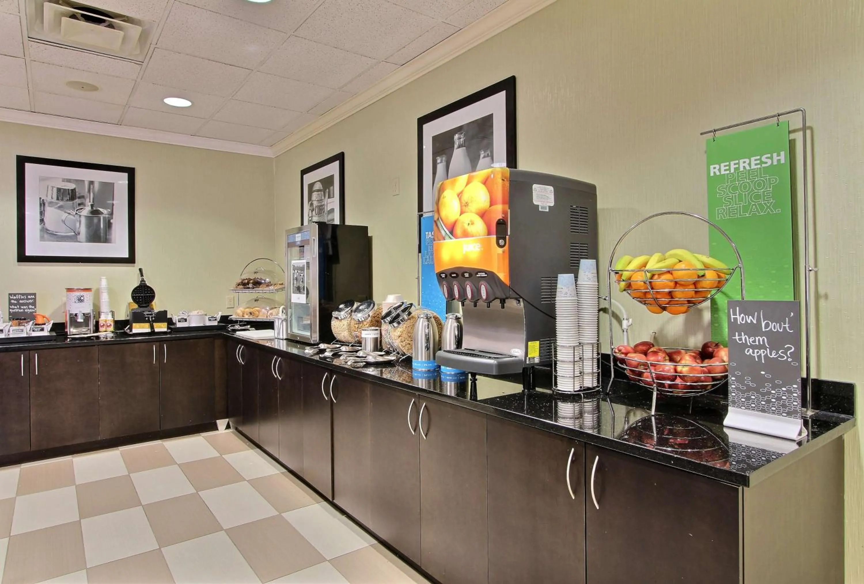 Dining area in Hampton Inn Savannah-I-95/Richmond Hill