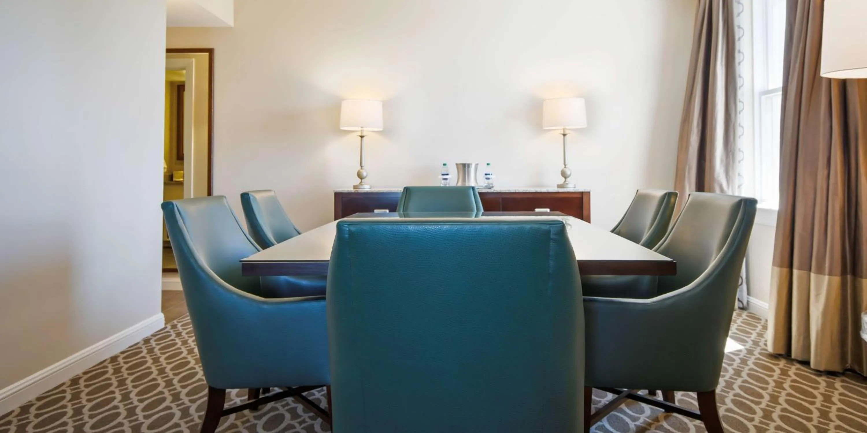 Living room in Hilton Baton Rouge Capitol Center