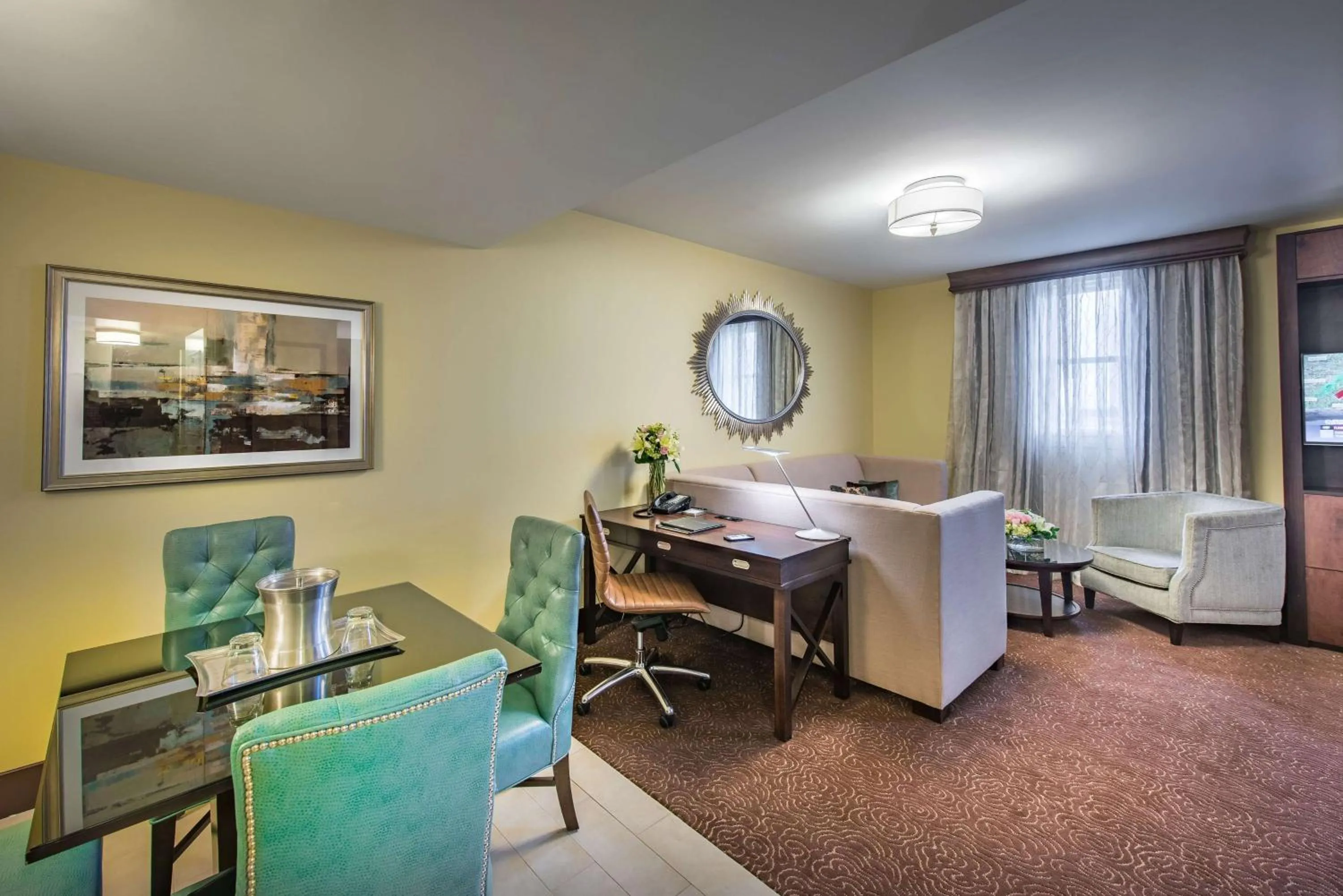 Living room, Bed in Hilton Baton Rouge Capitol Center