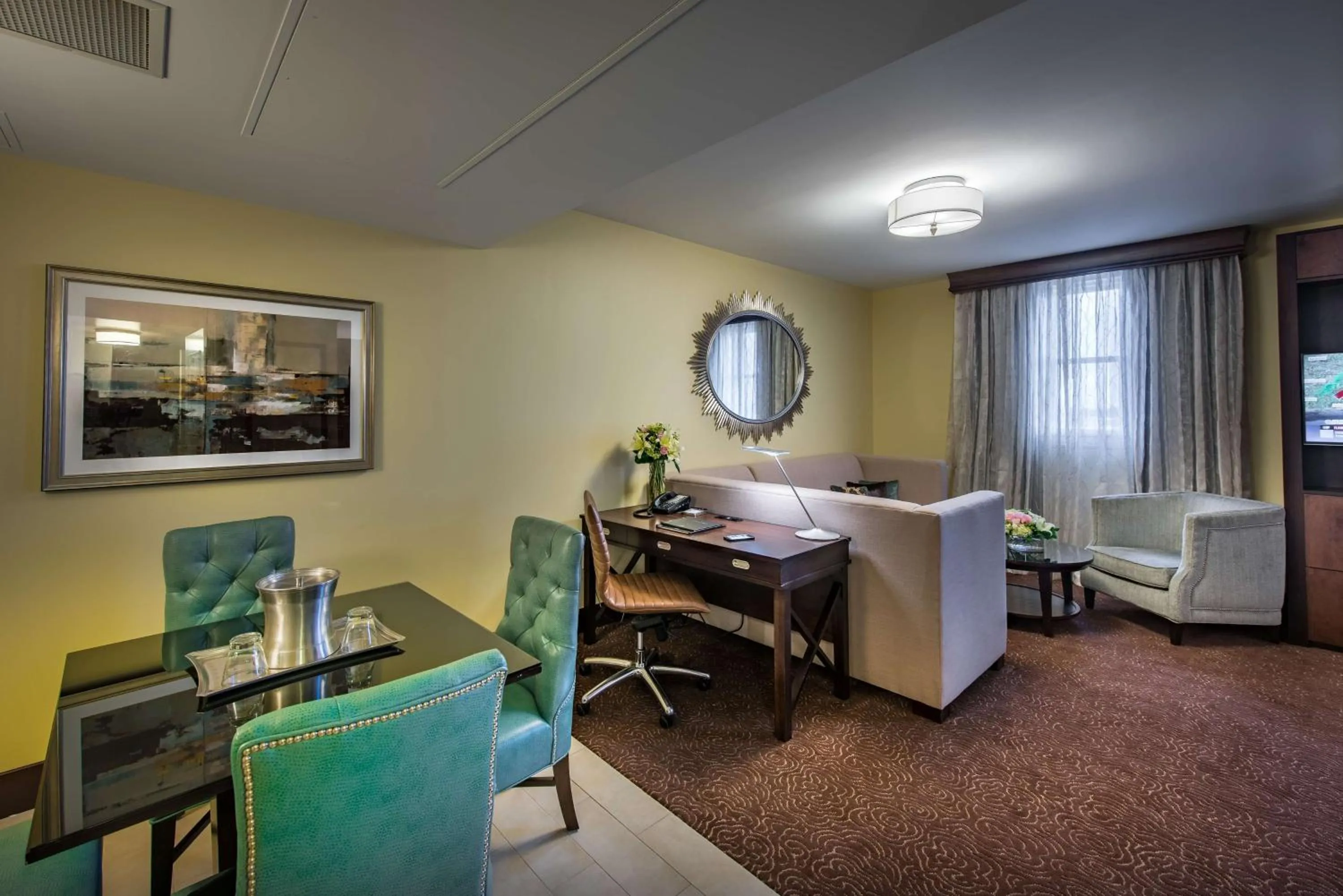 Living room, Bed in Hilton Baton Rouge Capitol Center