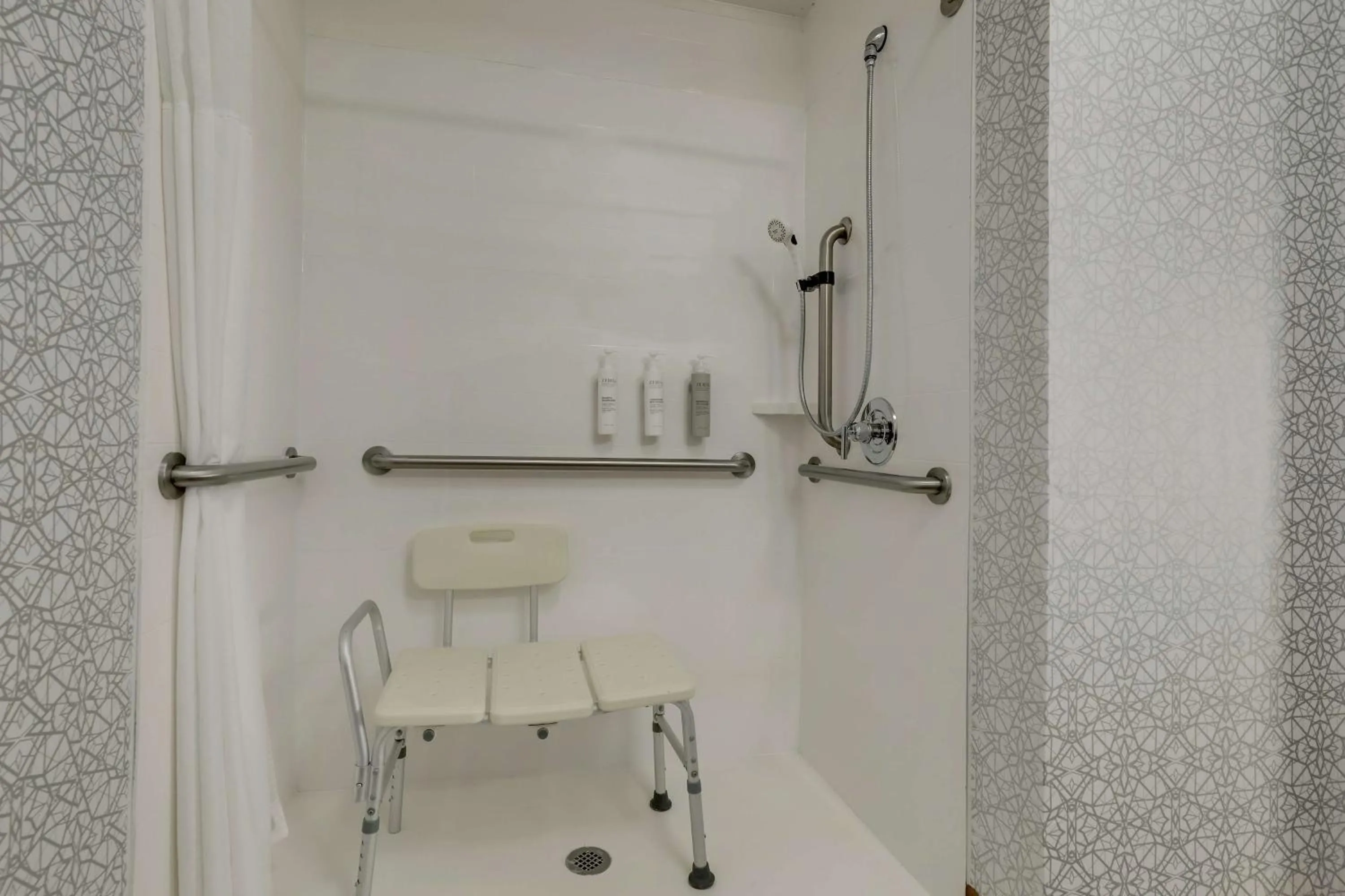 Bathroom in Hampton Inn & Suites St. Louis - Edwardsville