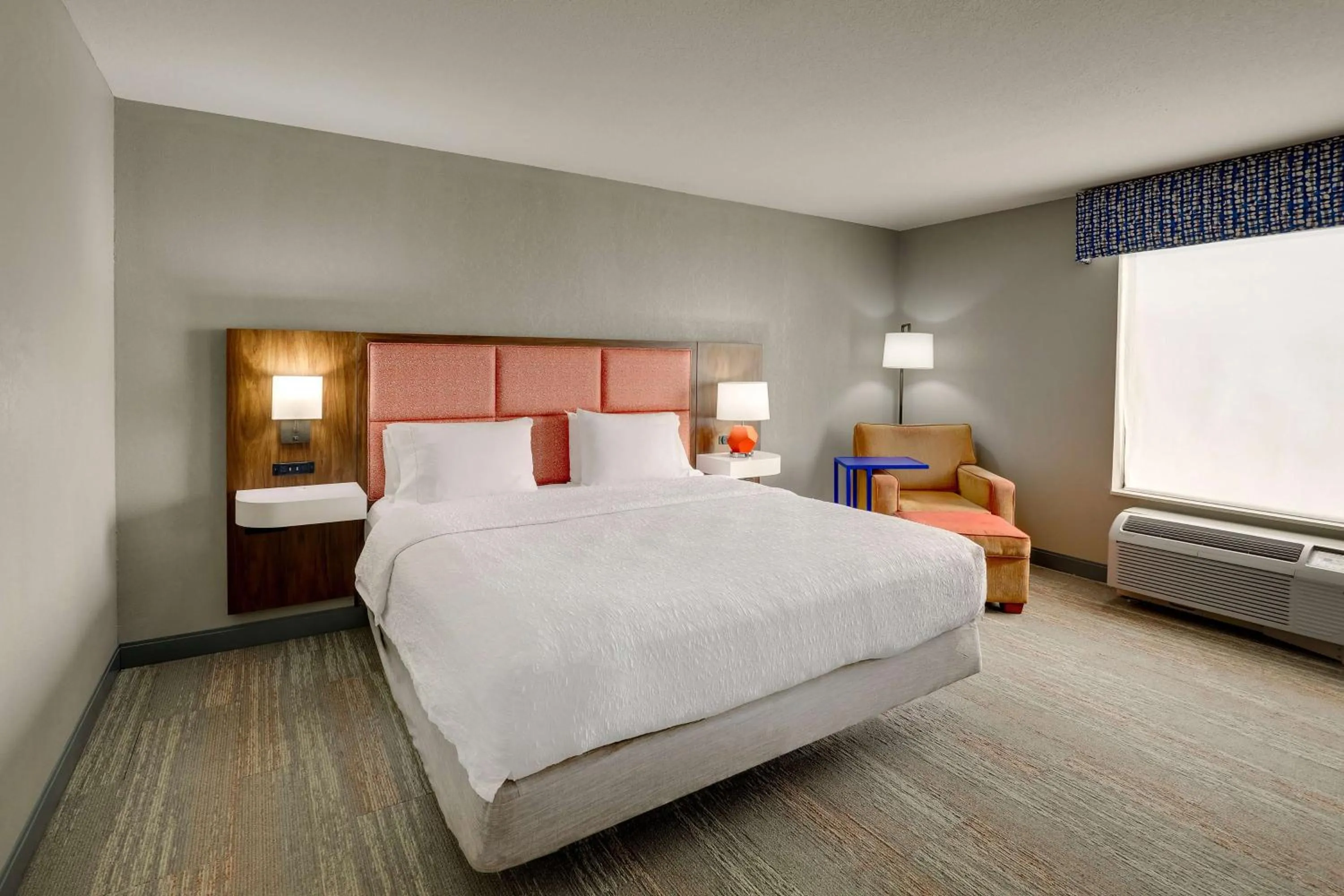 Bed in Hampton Inn & Suites St. Louis - Edwardsville
