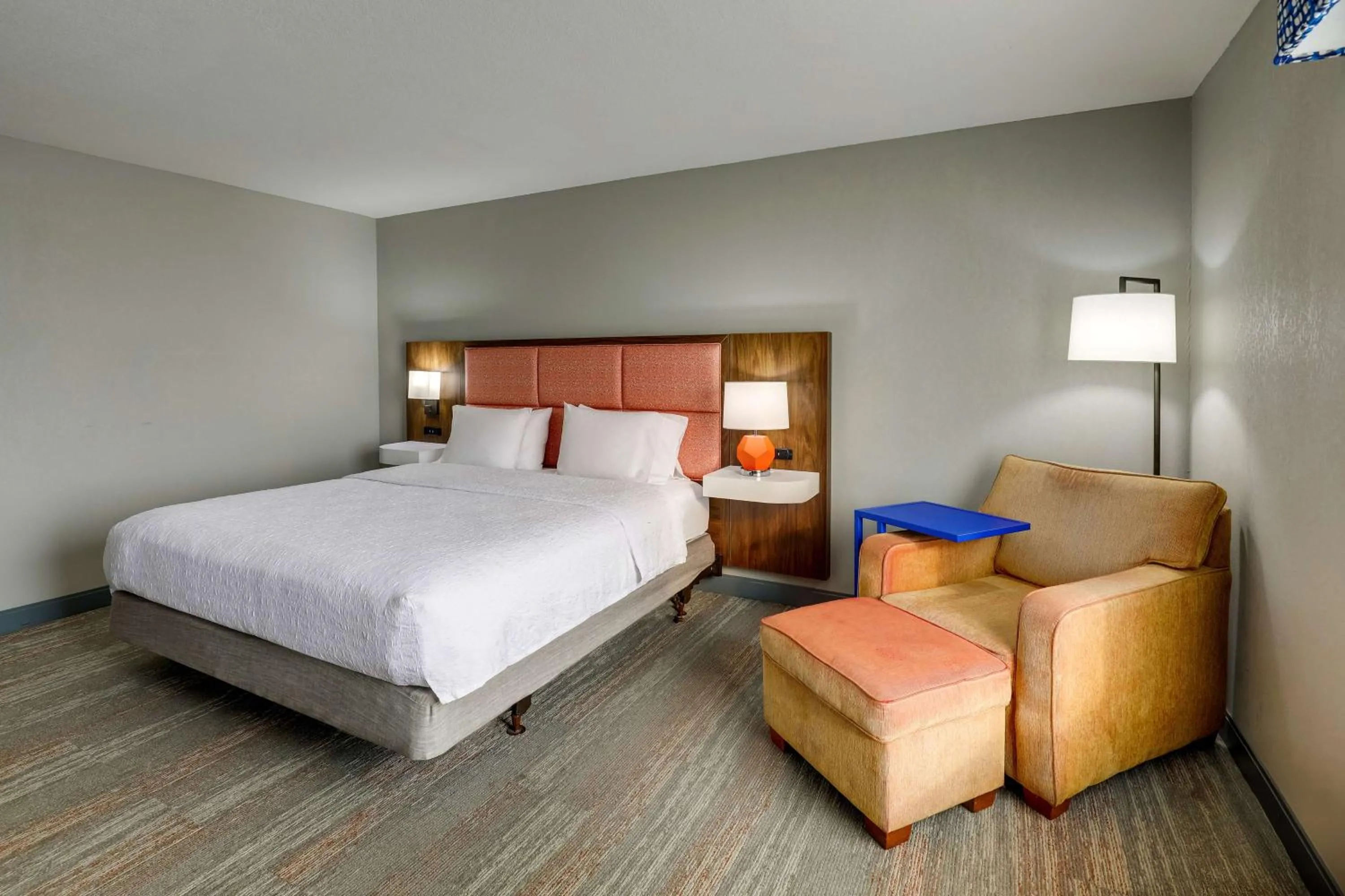 Living room, Bed in Hampton Inn & Suites St. Louis - Edwardsville