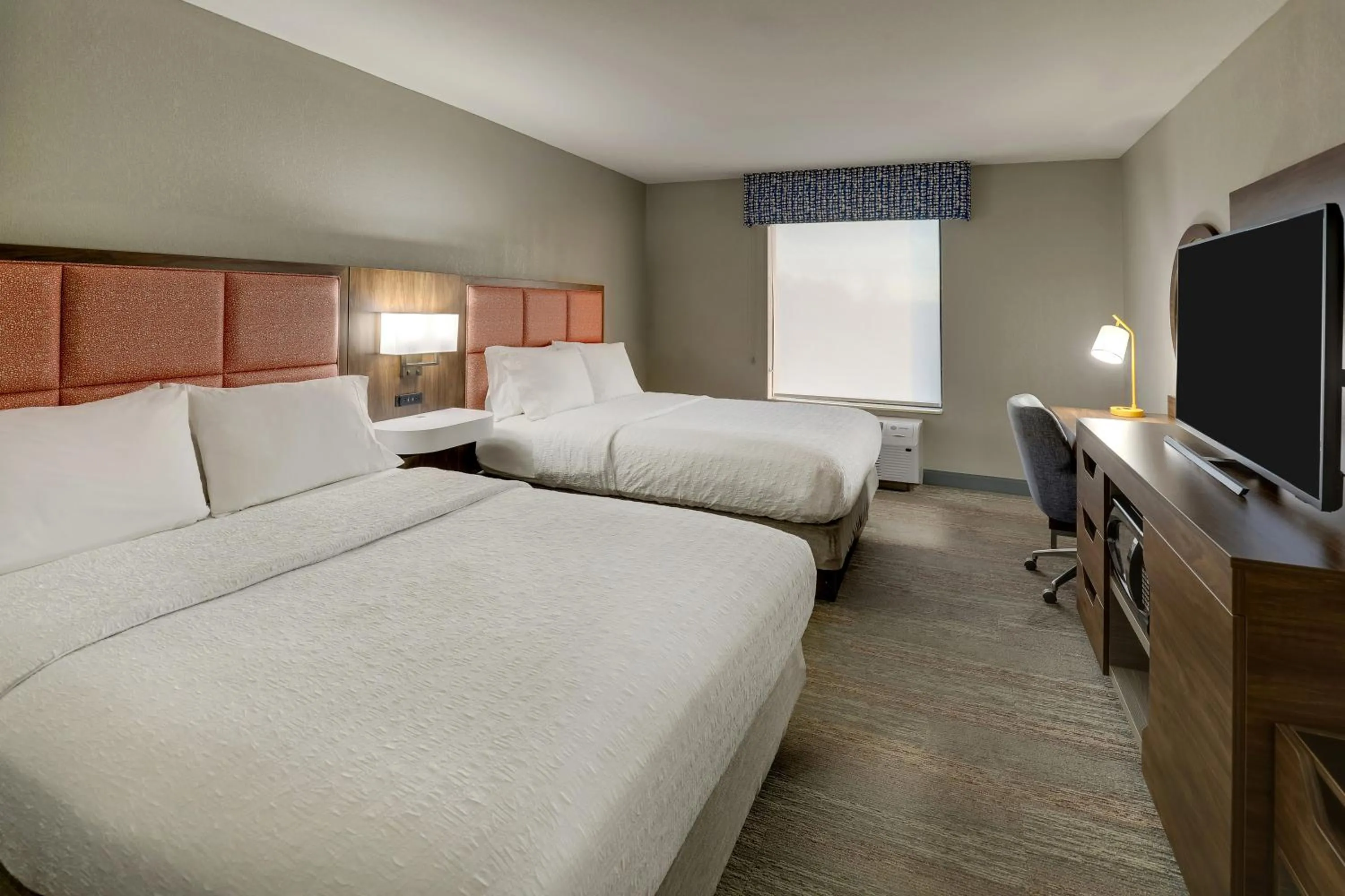 Bed in Hampton Inn & Suites St. Louis - Edwardsville