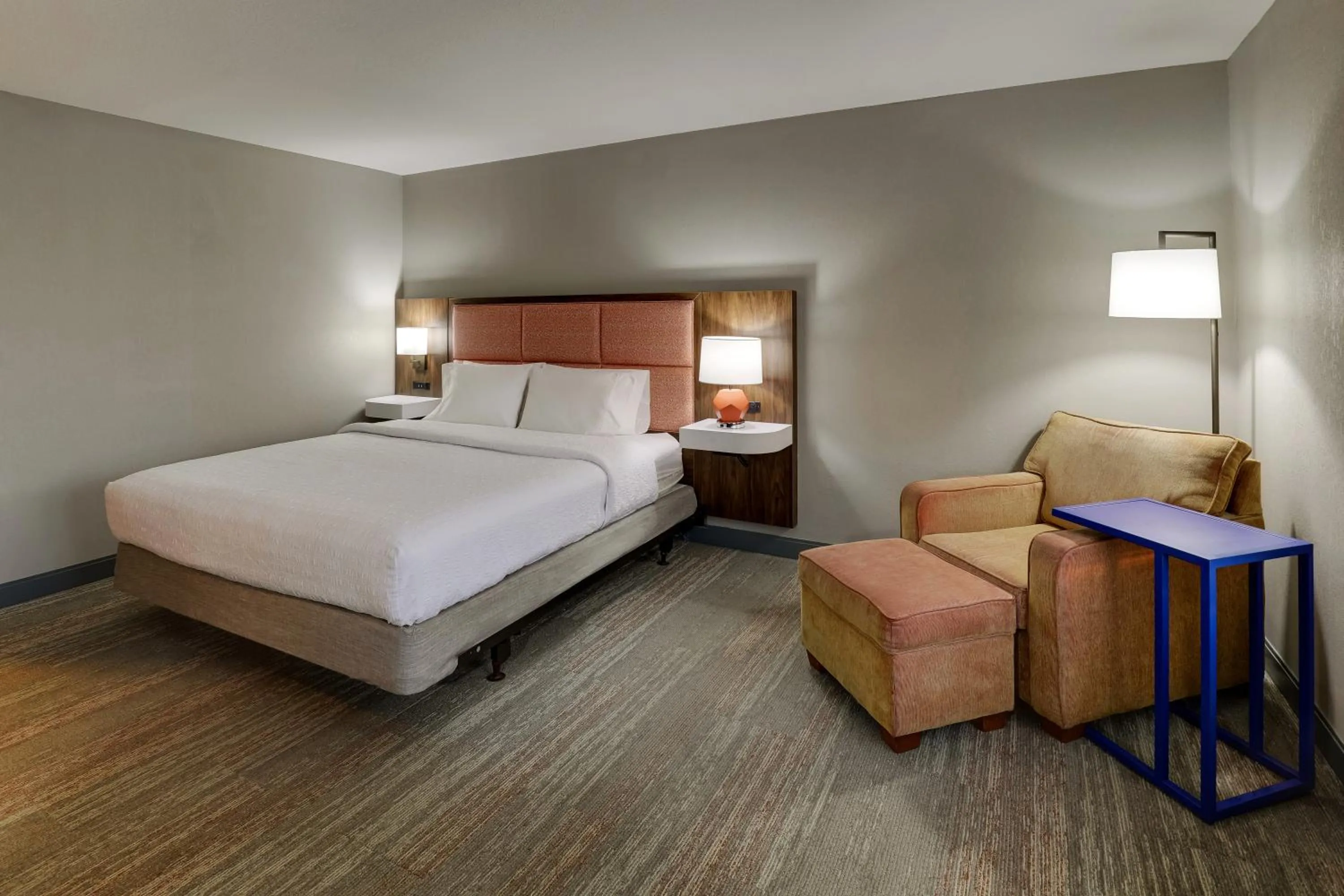 Bed in Hampton Inn & Suites St. Louis - Edwardsville