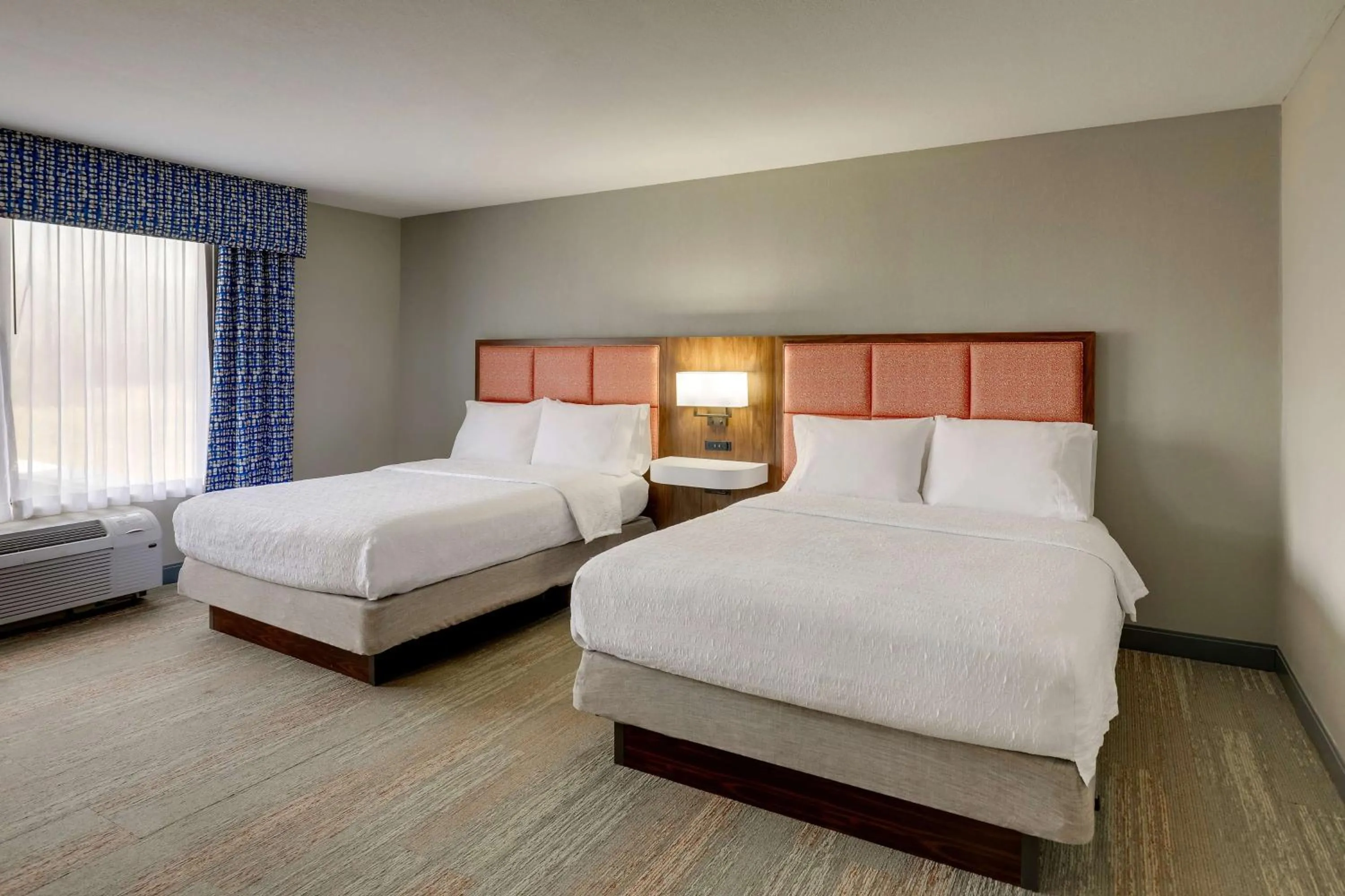 Bed in Hampton Inn & Suites St. Louis - Edwardsville