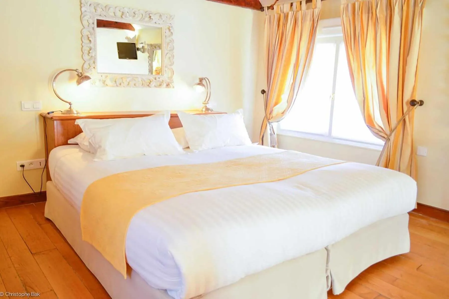 Bedroom, Bed in Les Jardins d'Epicure