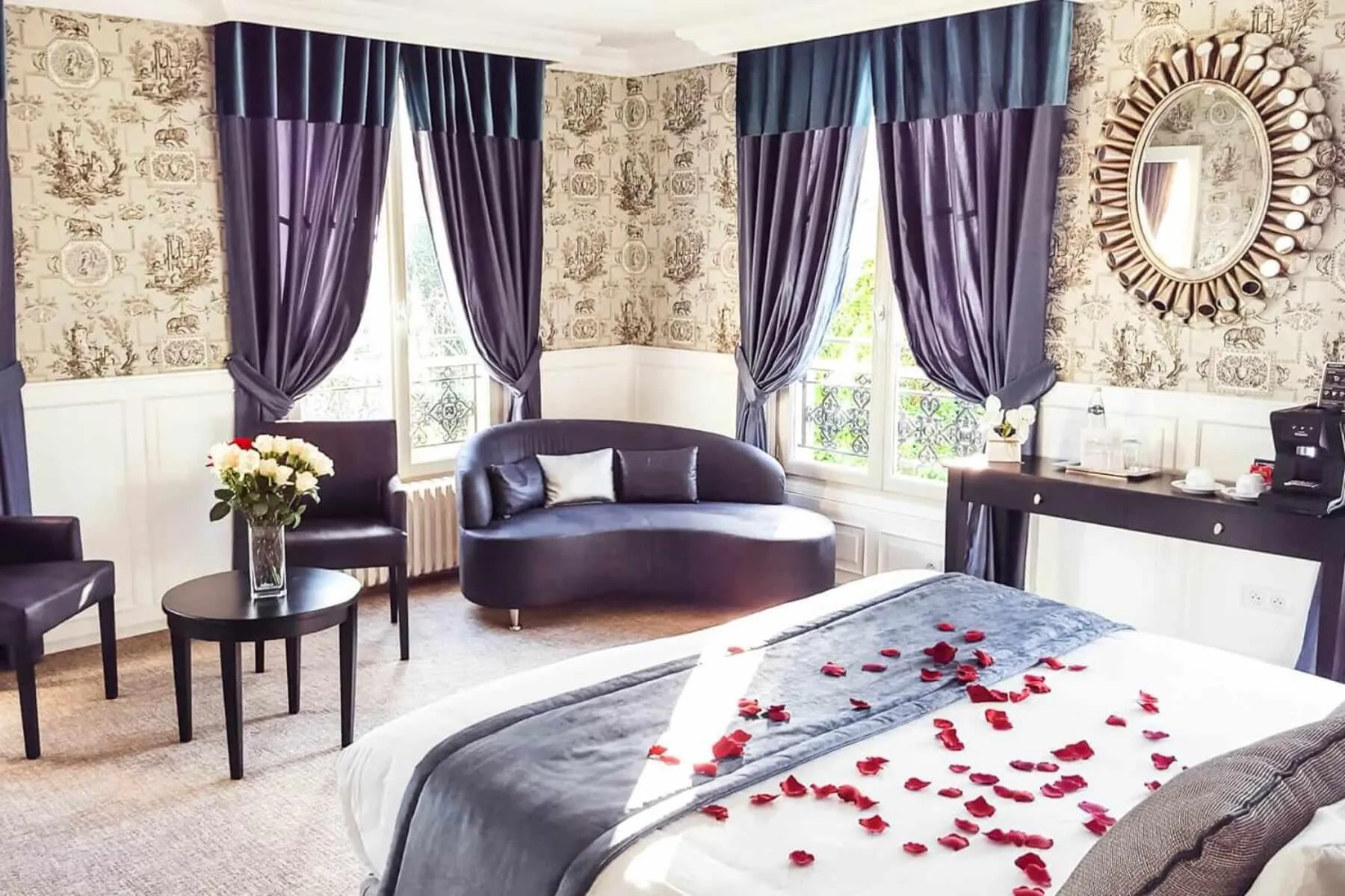 Seating area, Bed in Les Jardins d'Epicure