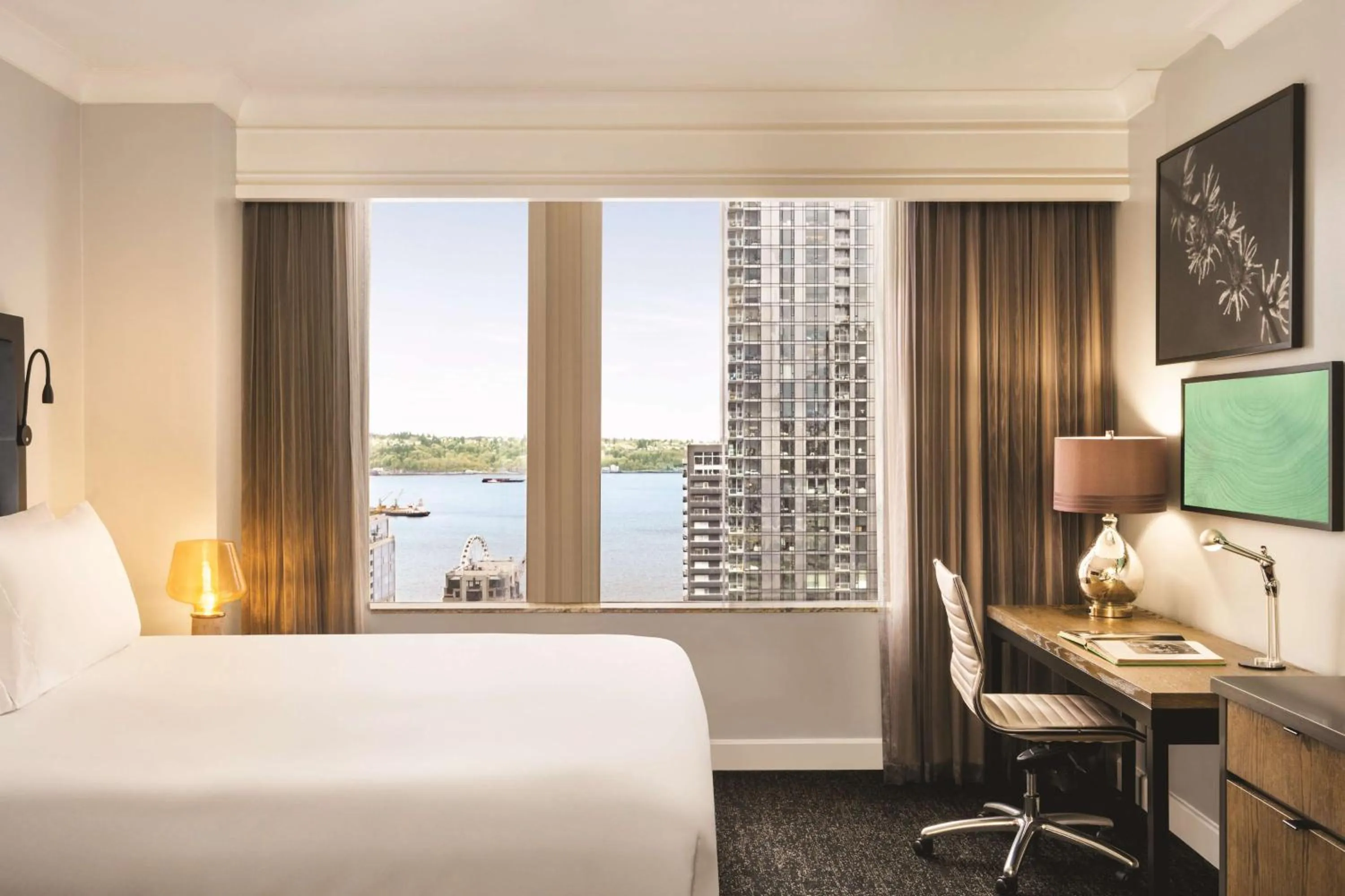 Photo of the whole room, Bed in Hilton Motif Seattle