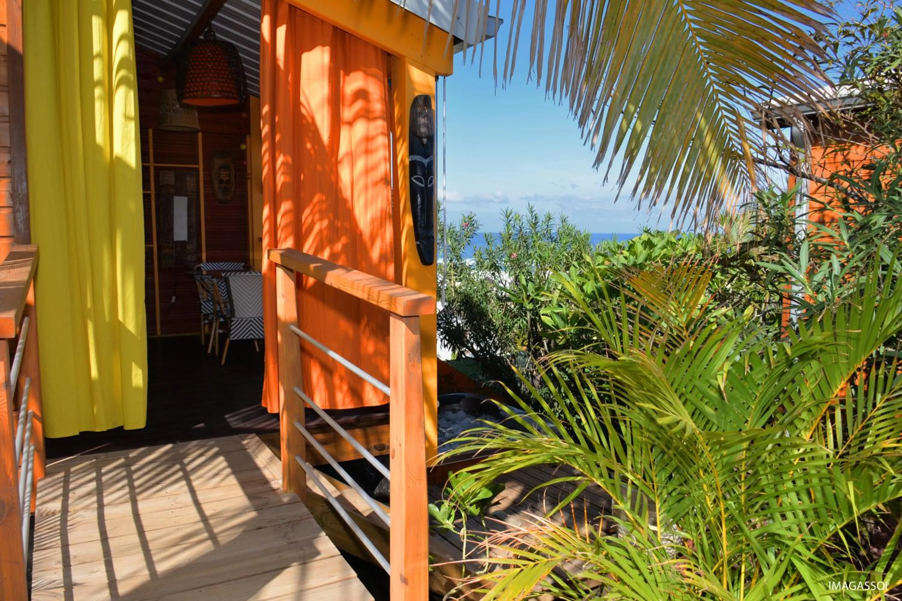 Balcony/Terrace in Poz Lagon - chambre d'hôtes - Bungalow pour 2 personnes - Jacuzzi privatif - petit déjeuner - Vue sur le lagon