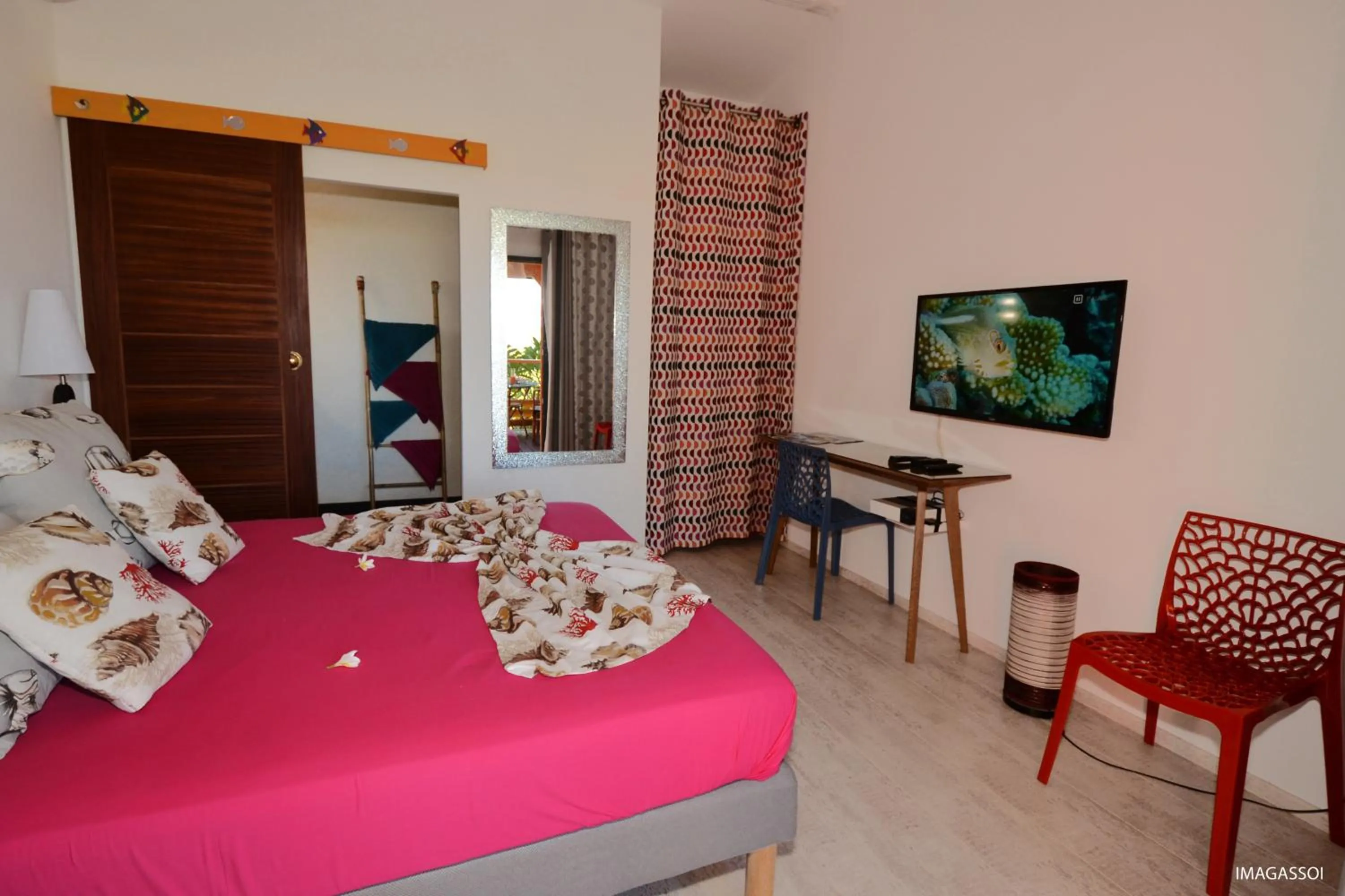 Photo of the whole room, Bed in Poz Lagon - chambre d'hôtes - Bungalow pour 2 personnes - Jacuzzi privatif - petit déjeuner - Vue sur le lagon