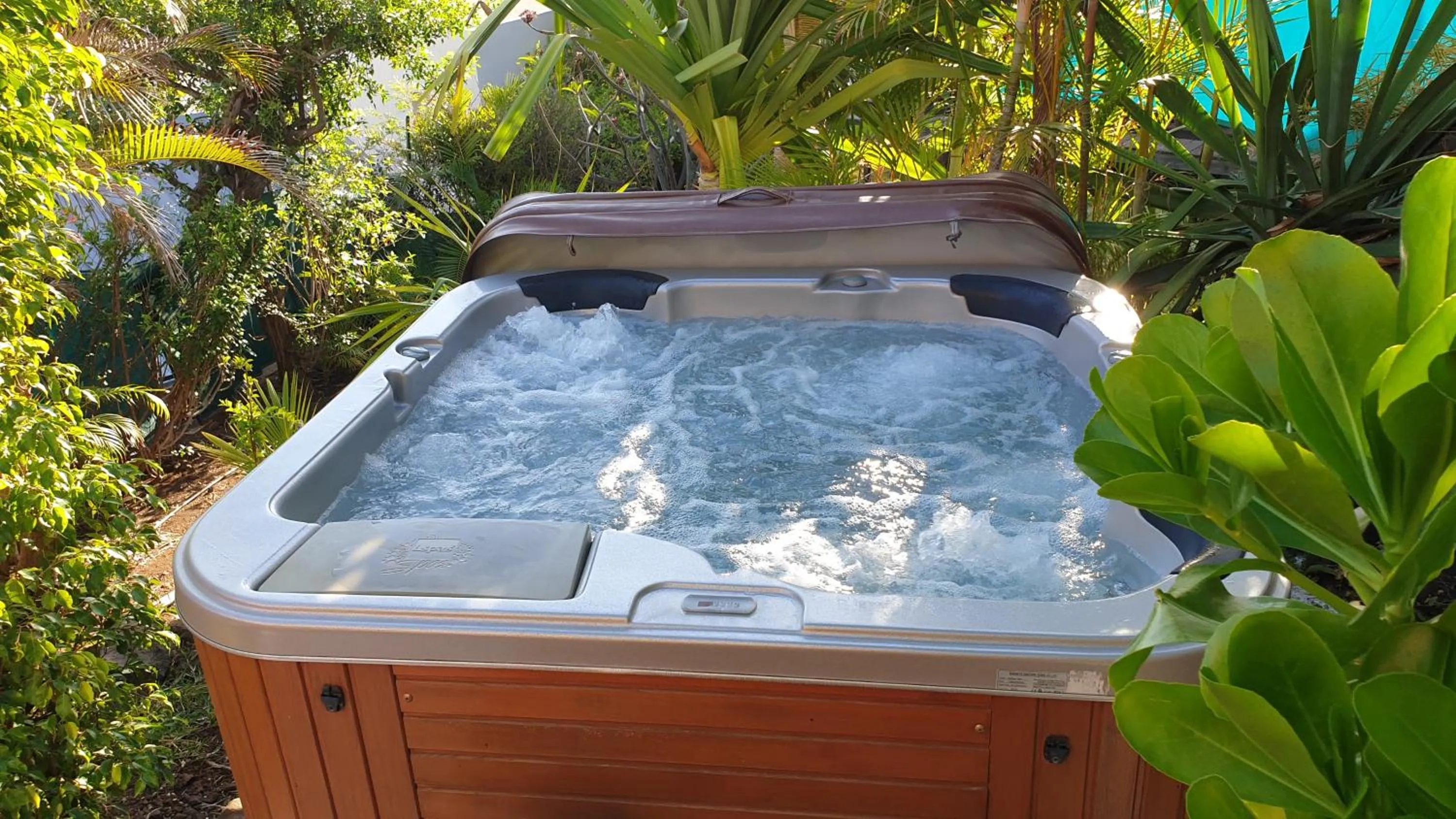 Hot Tub in Poz Lagon - chambre d'hôtes - Bungalow pour 2 personnes - Jacuzzi privatif - petit déjeuner - Vue sur le lagon