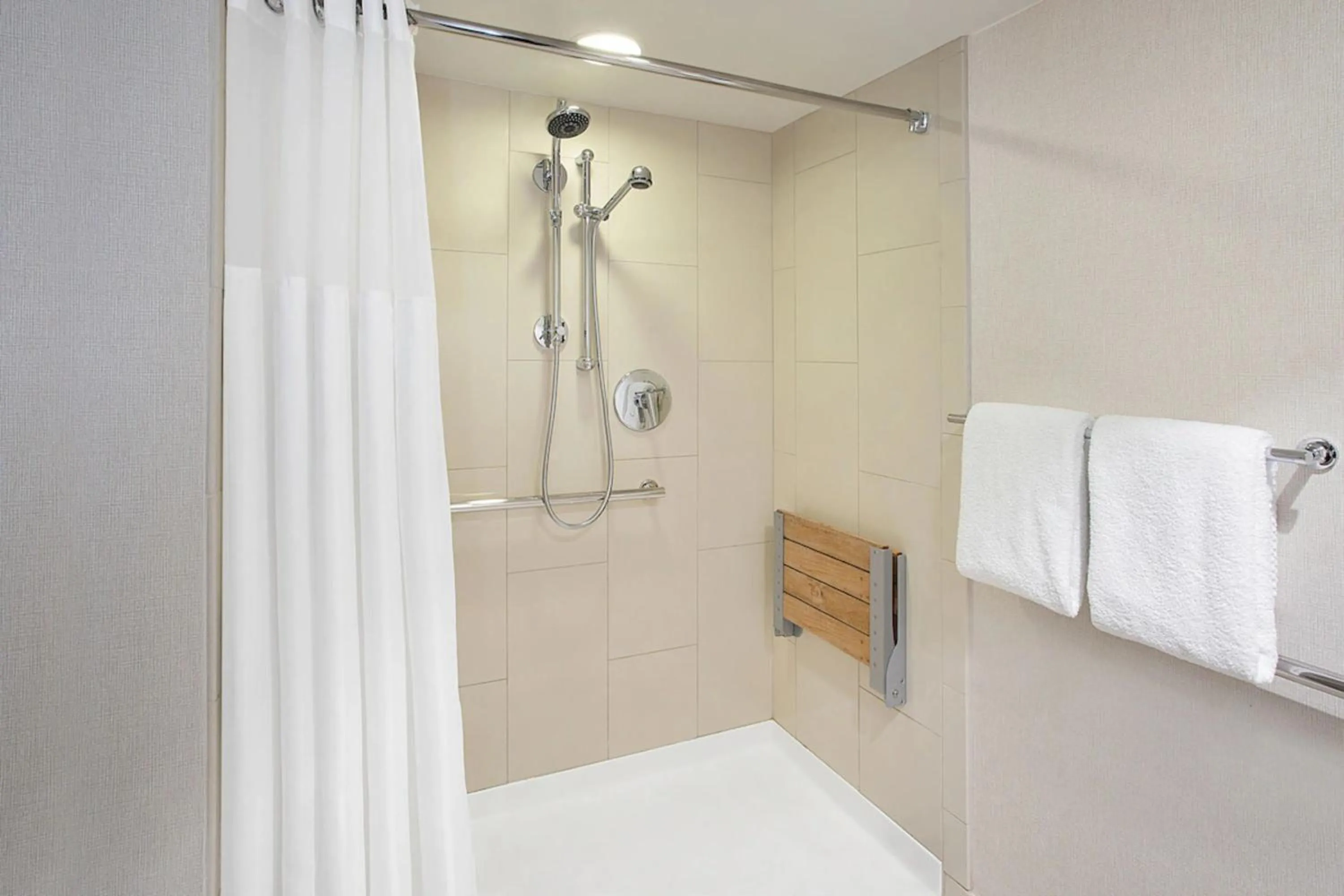Shower, Bed in DoubleTree by Hilton Hotel Newark Airport