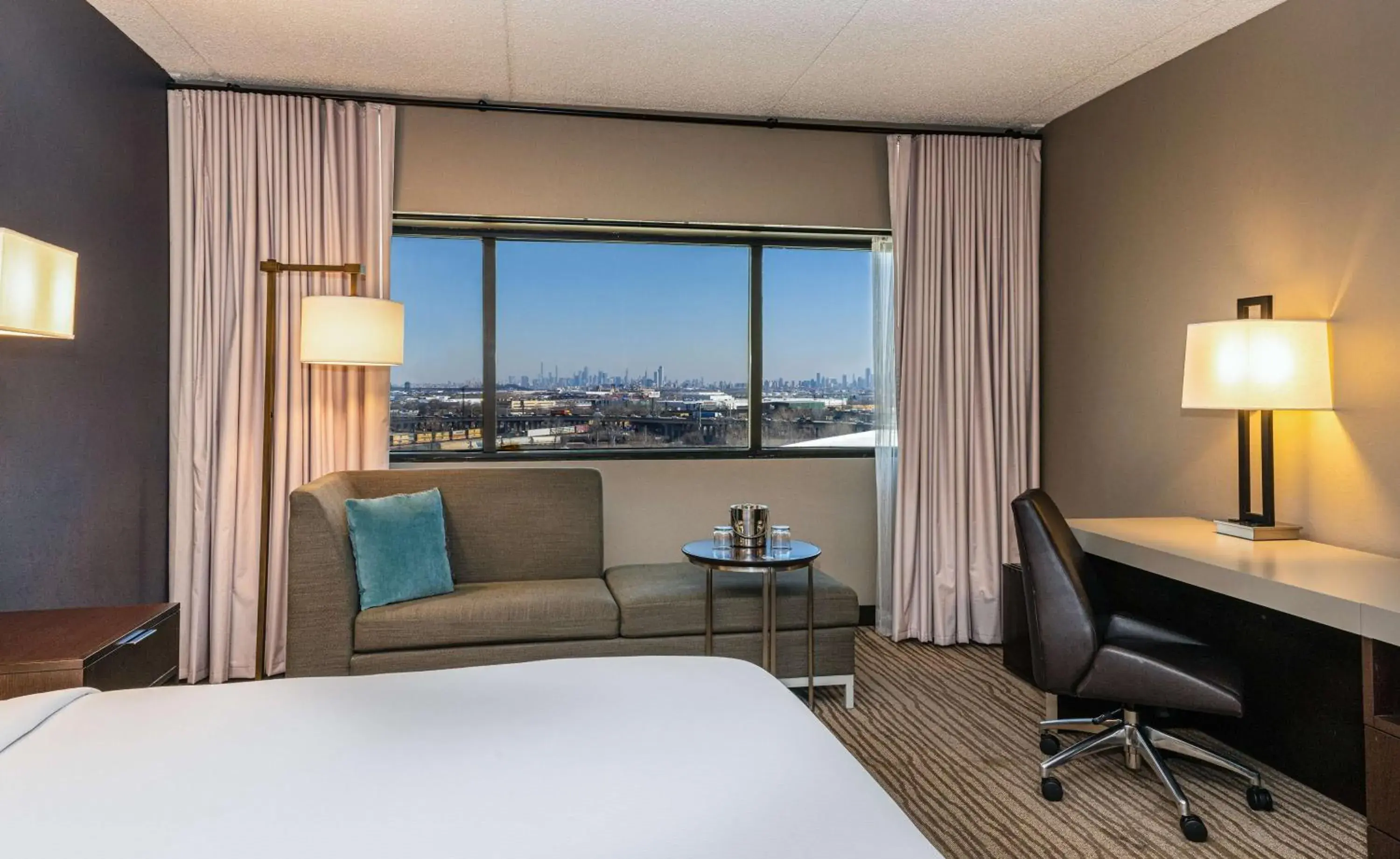 King Room with View - Top Floor in DoubleTree by Hilton Hotel Newark Airport King Room with View - Top Floor in DoubleTree by Hilton Hotel Newark Airport