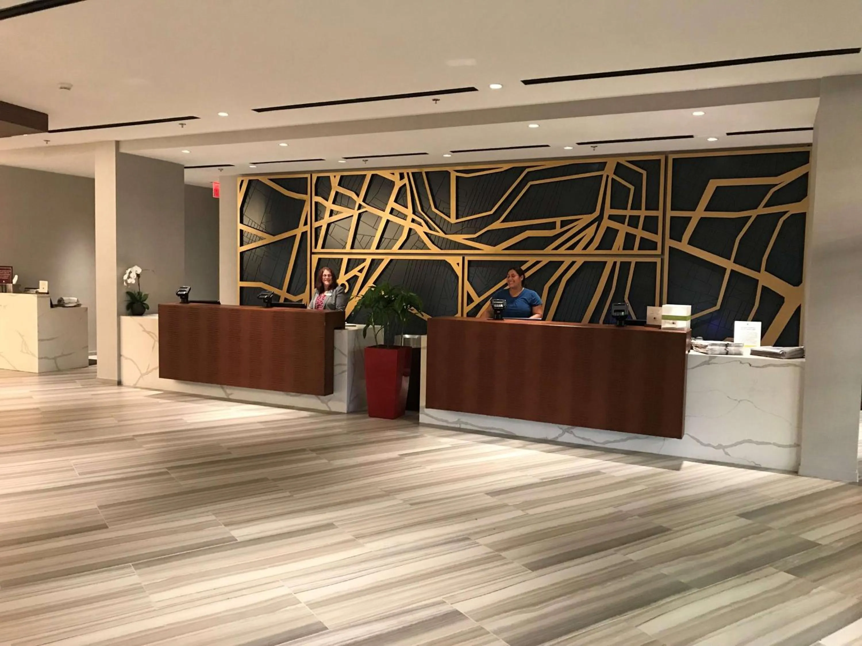 Lobby or reception in DoubleTree by Hilton Hotel Newark Airport