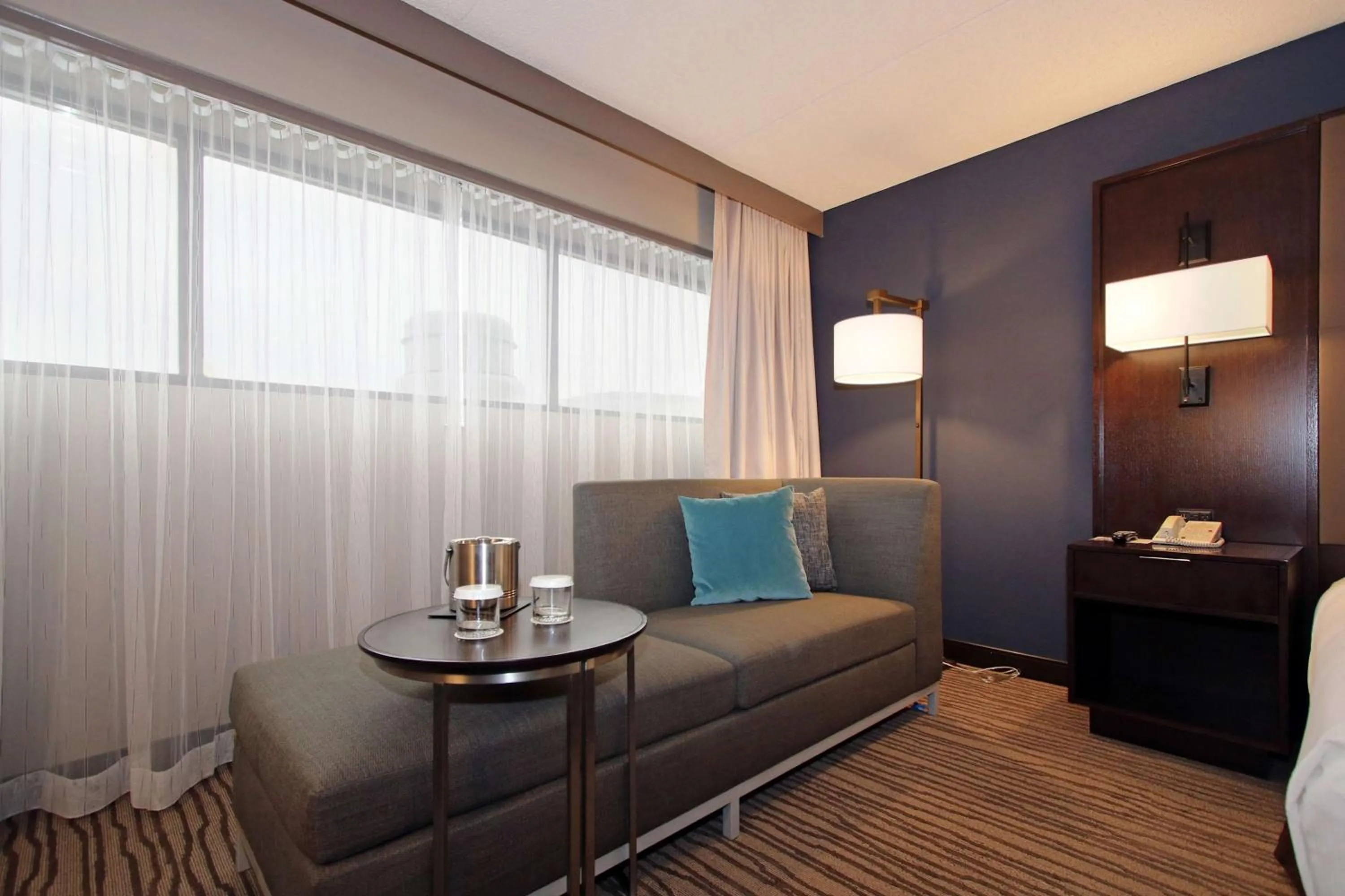 Living room in DoubleTree by Hilton Hotel Newark Airport