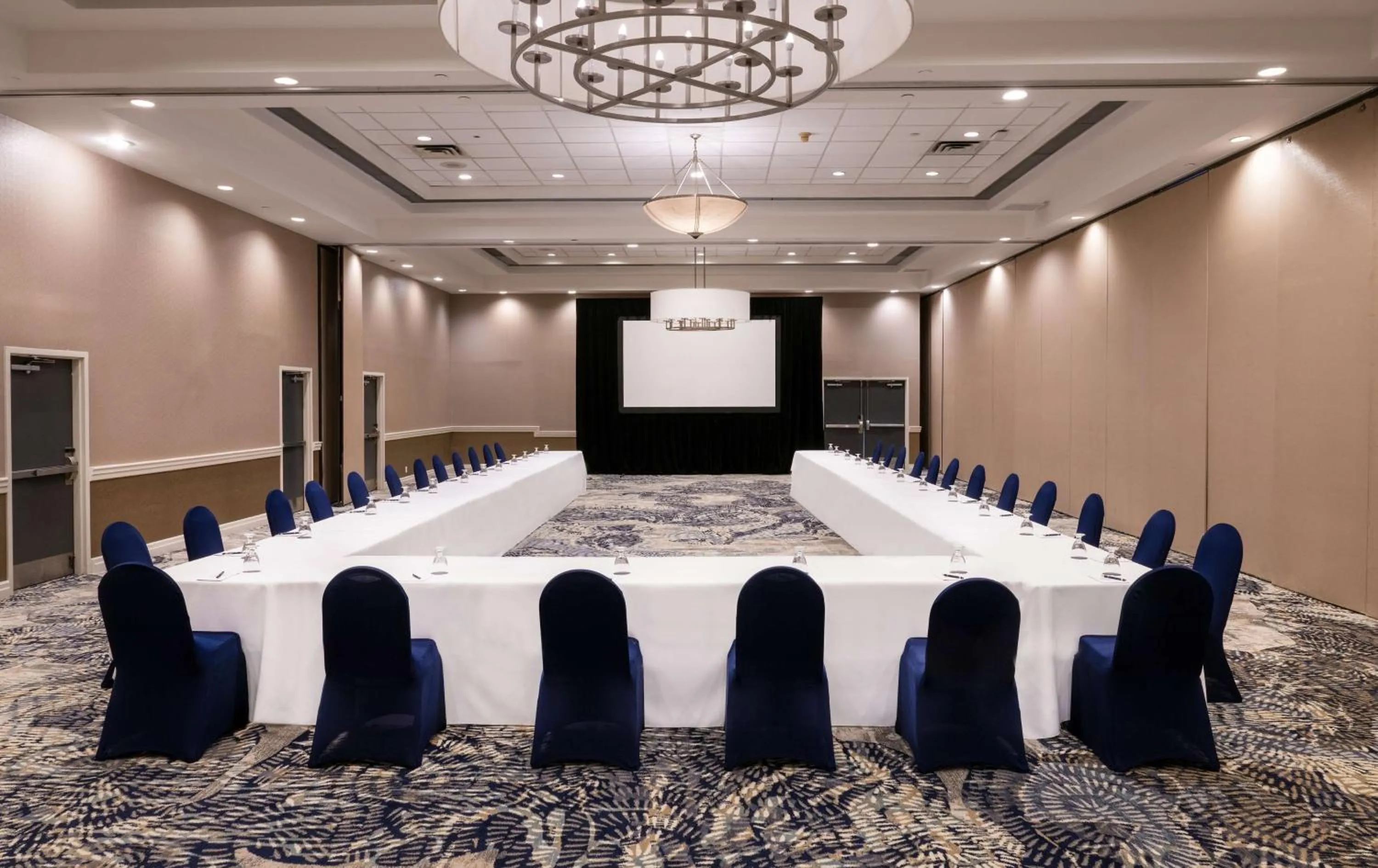 Meeting/conference room in DoubleTree by Hilton Hotel Newark Airport