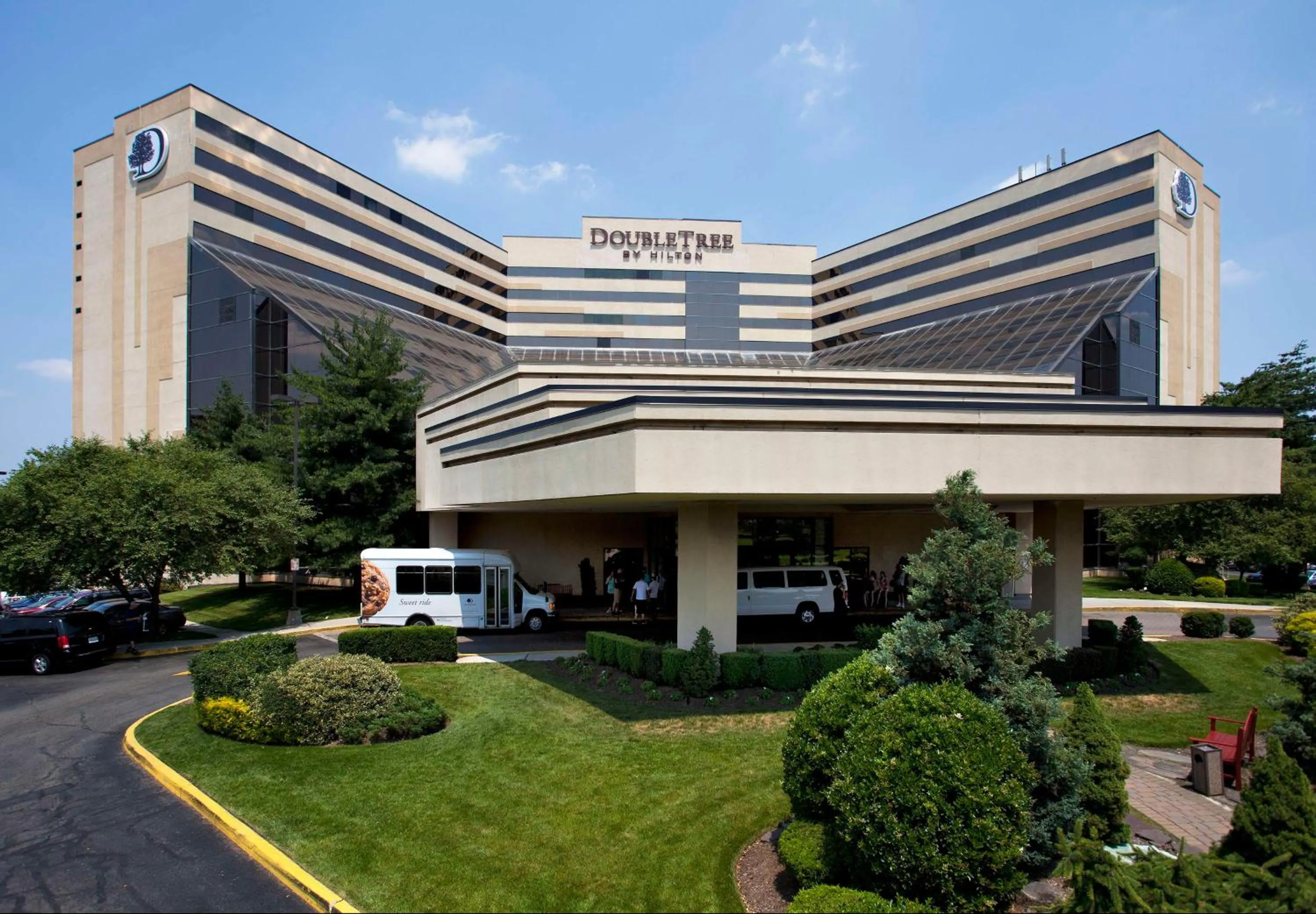 Property building in DoubleTree by Hilton Hotel Newark Airport