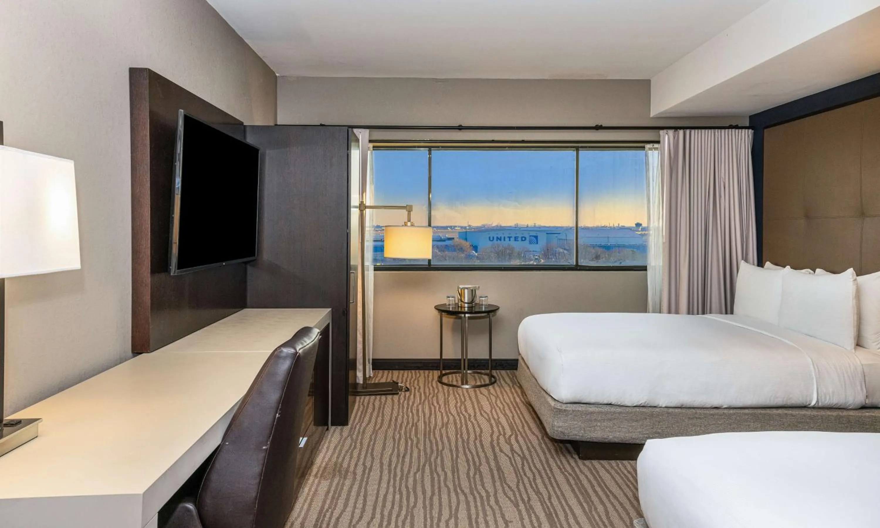 Bedroom, Bed in DoubleTree by Hilton Hotel Newark Airport