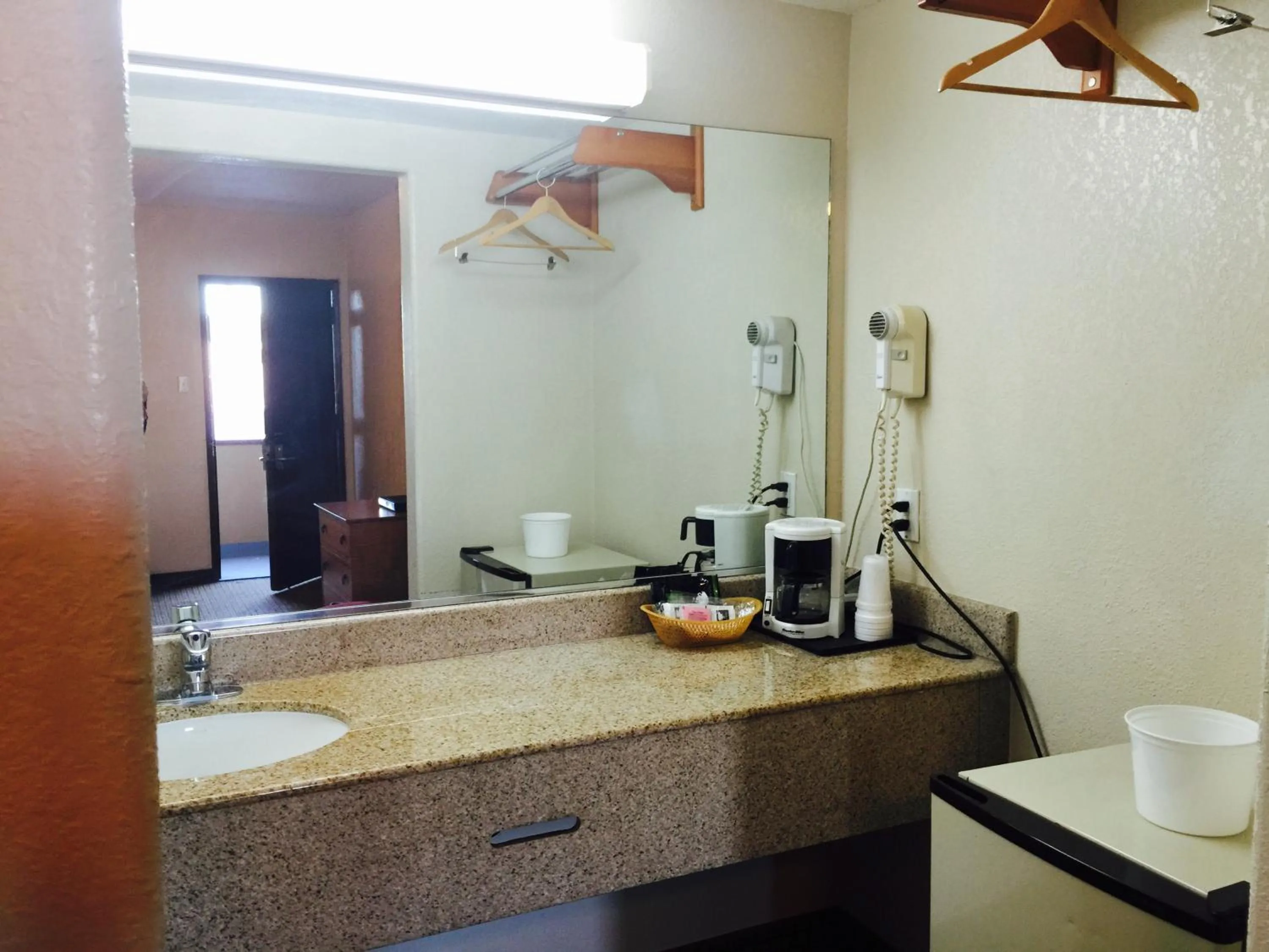 Coffee/tea facilities in Economy Inn