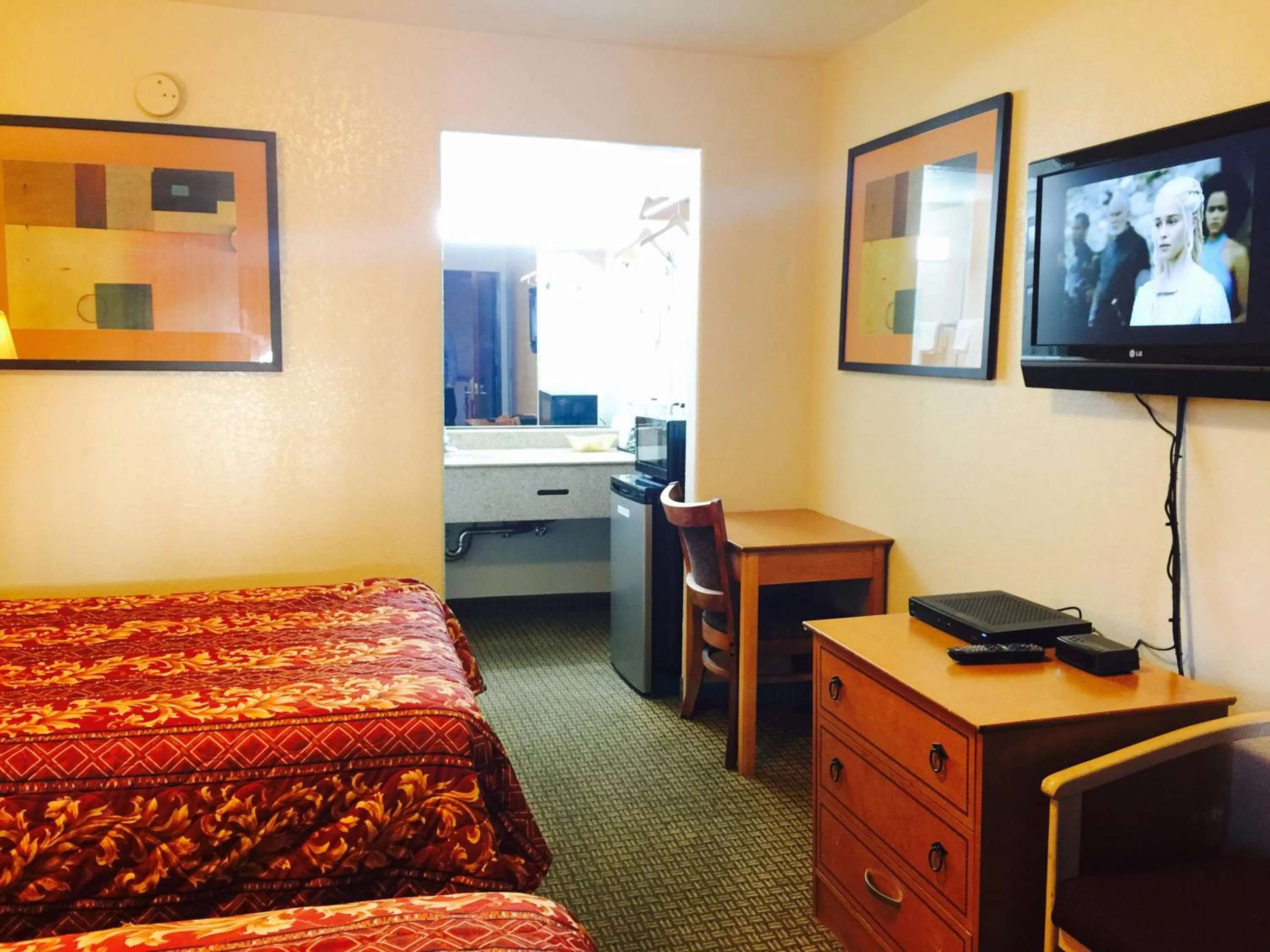 Photo of the whole room, Bed in Economy Inn