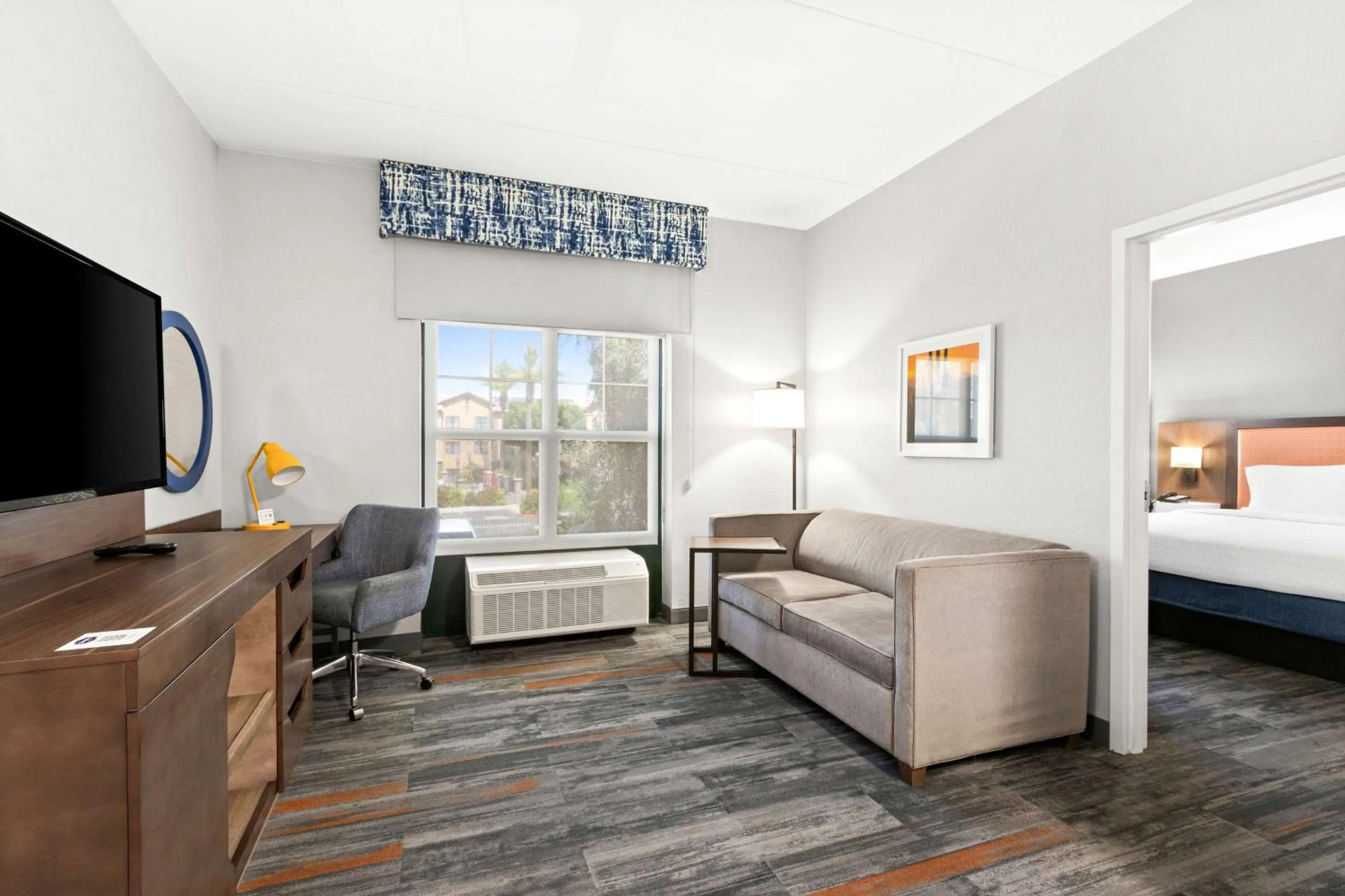 Living room, Bed in Hampton Inn & Suites Phoenix-Goodyear