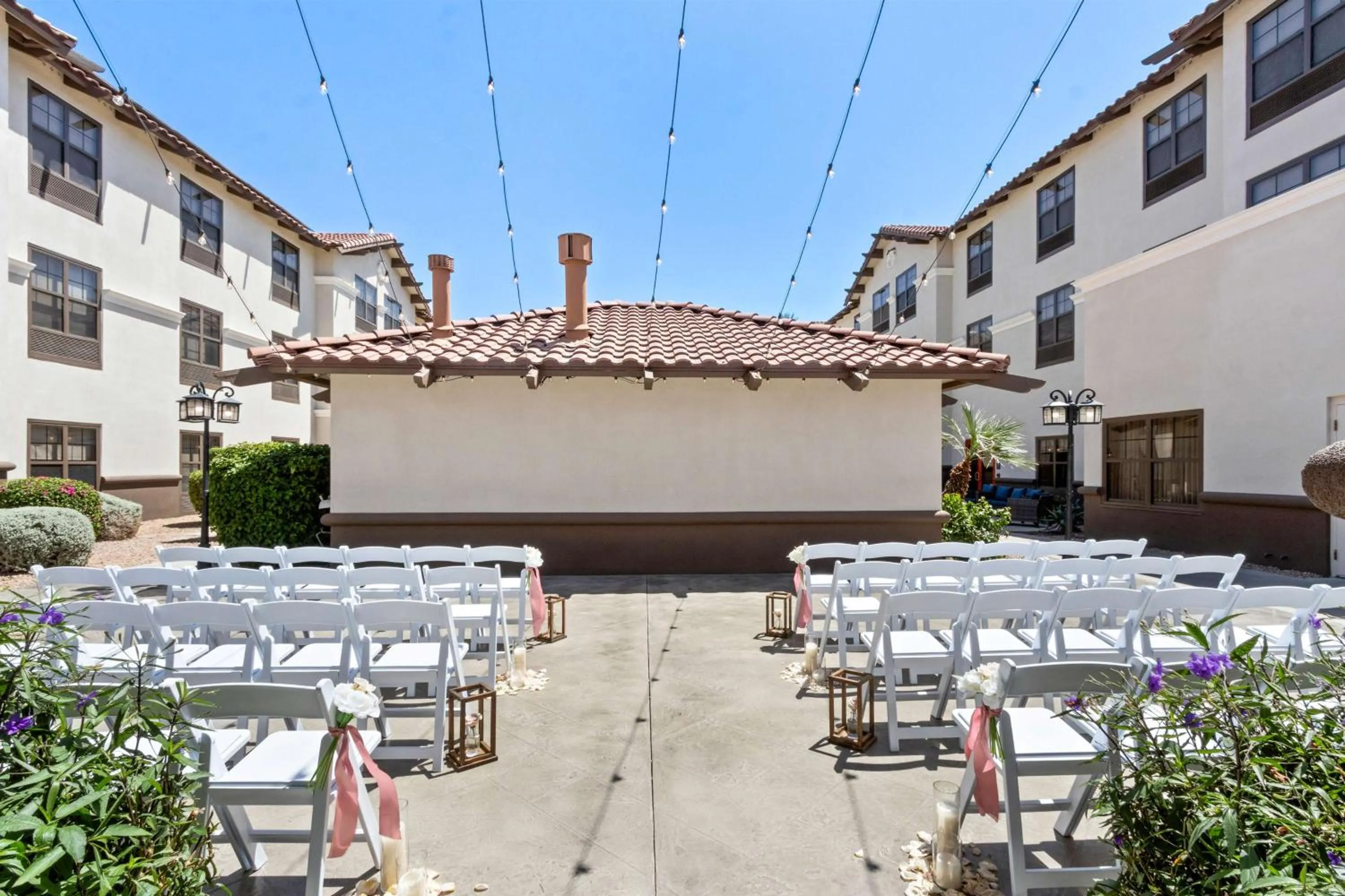 Inner courtyard view in Hampton Inn & Suites Phoenix-Goodyear