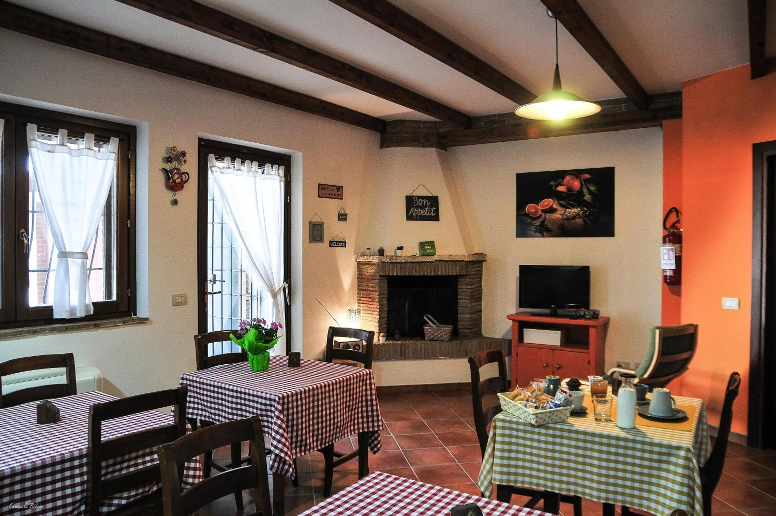 Communal lounge/ TV room in Casalventodimare e Tramontana