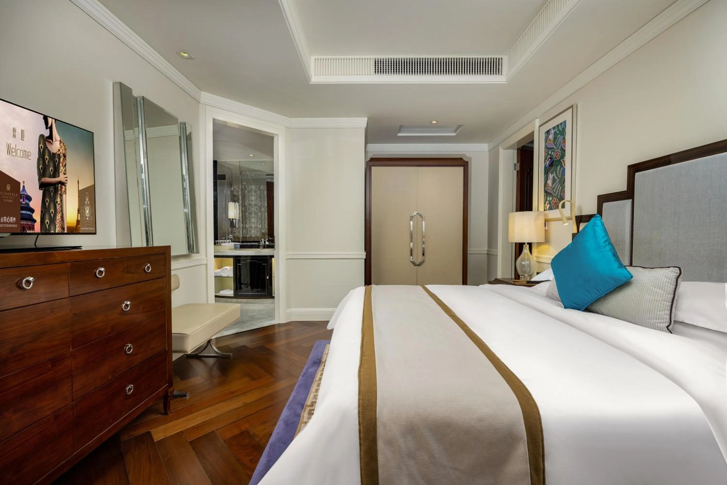 Bed in 上海外滩锦江都城新城饭店 Metropolo Xin Cheng Hotel, The Bund Shanghai