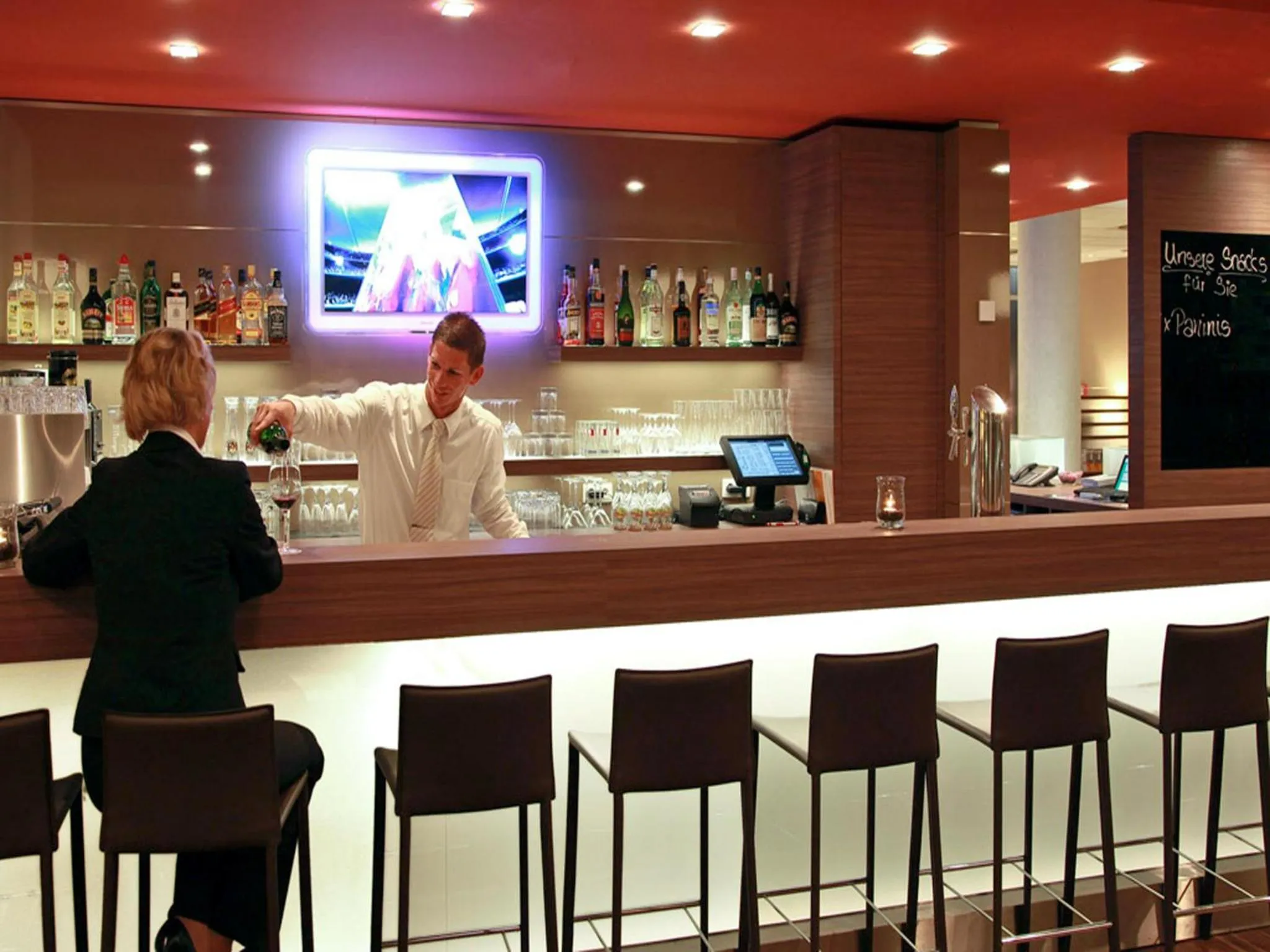 Lounge or bar in ibis Hotel Friedrichshafen Airport Messe