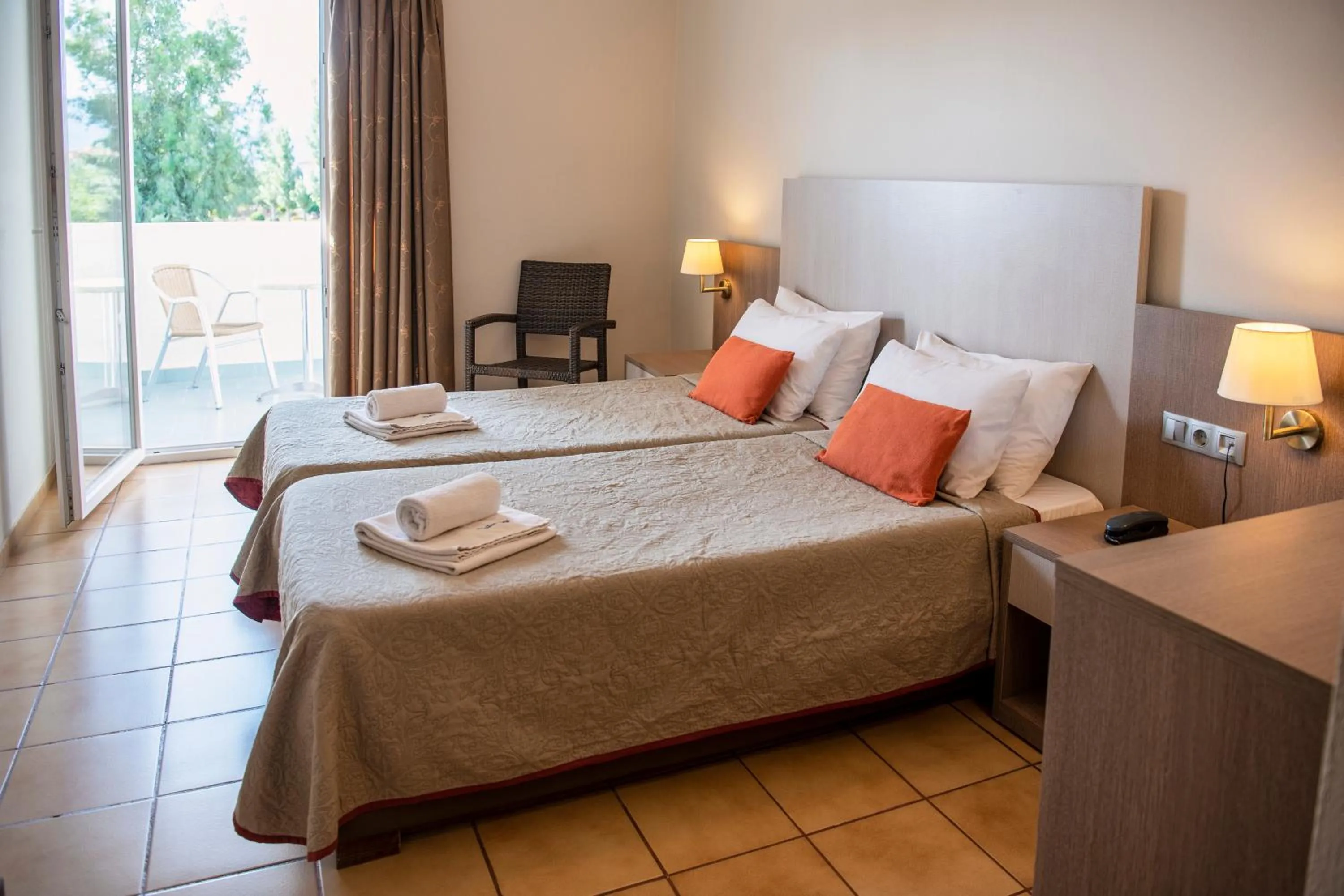 Photo of the whole room, Bed in Kalloni Bay