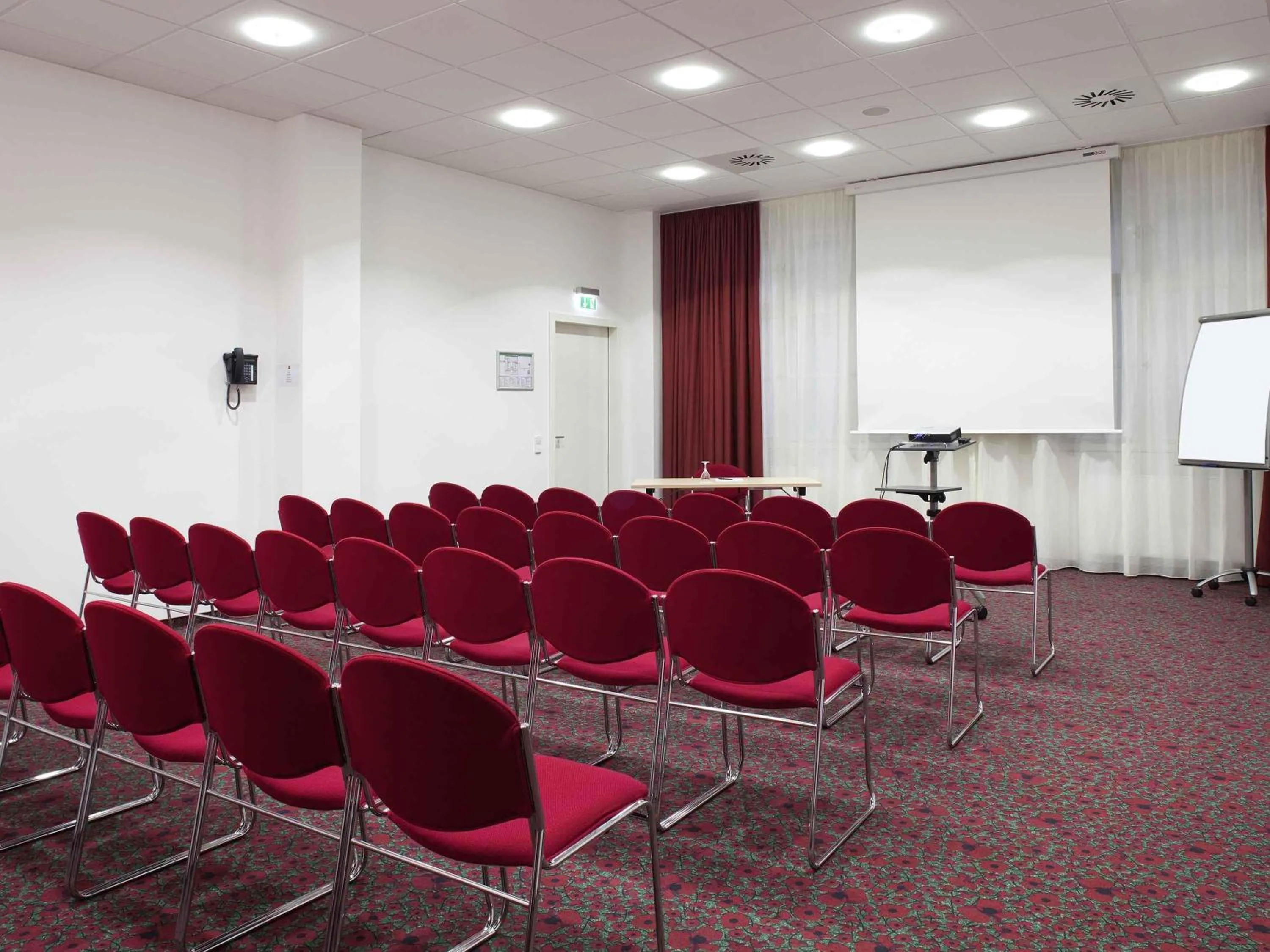 Meeting/conference room in ibis Karlsruhe Hauptbahnhof